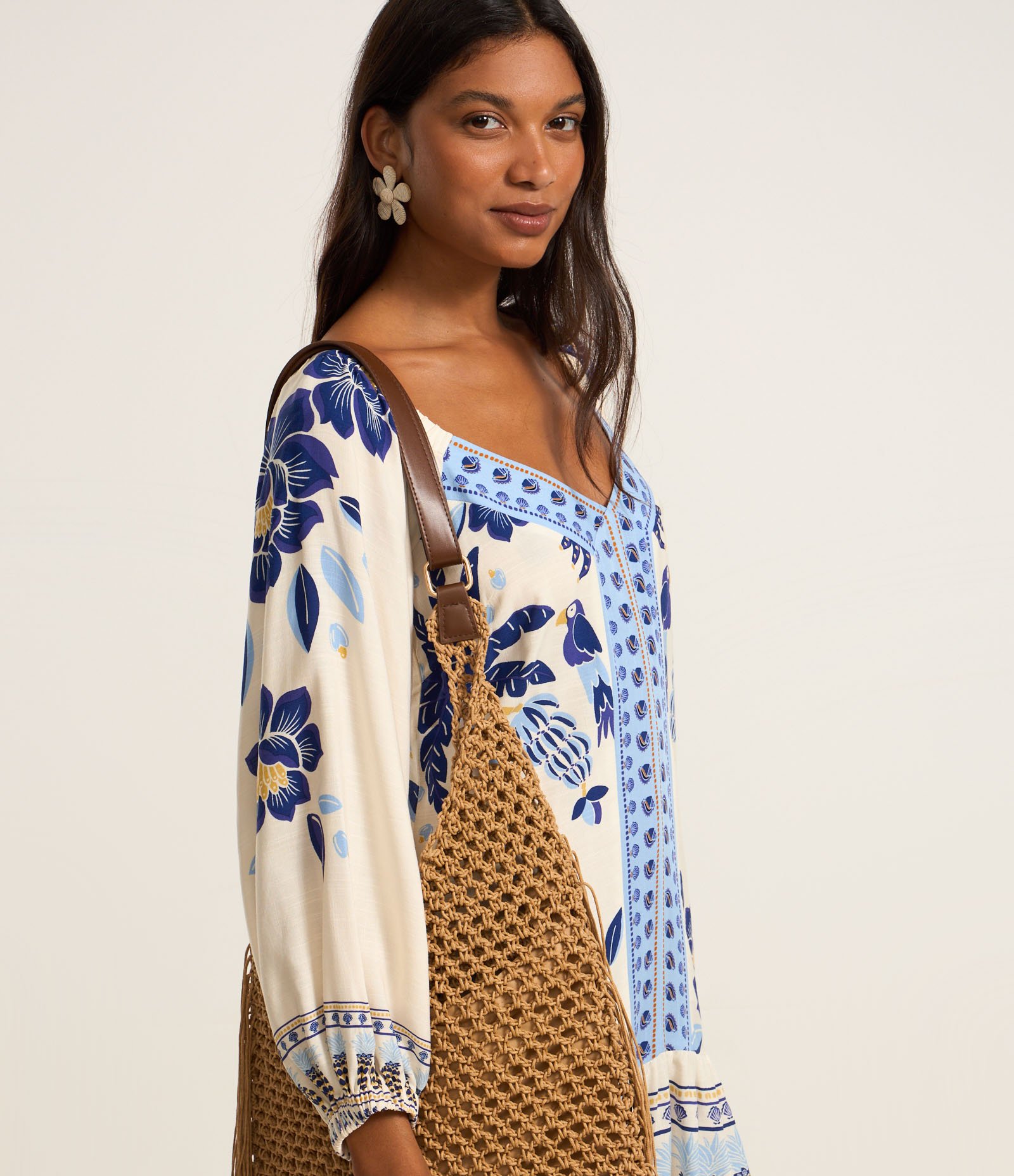 Vestido Curto em Chalis com Estampa Tropical e Decote V Bege 3