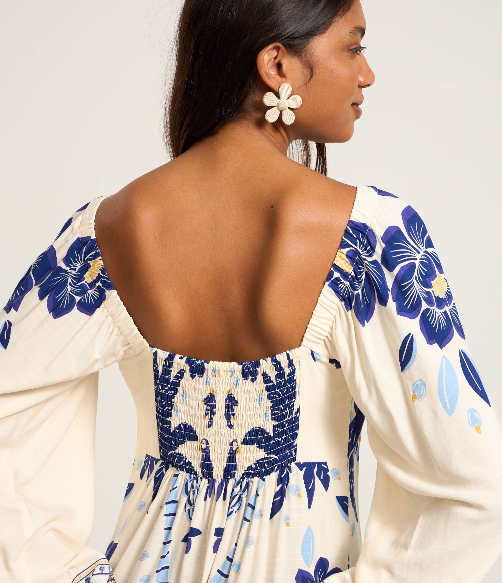 Vestido Curto em Chalis com Estampa Tropical e Decote V Bege 4