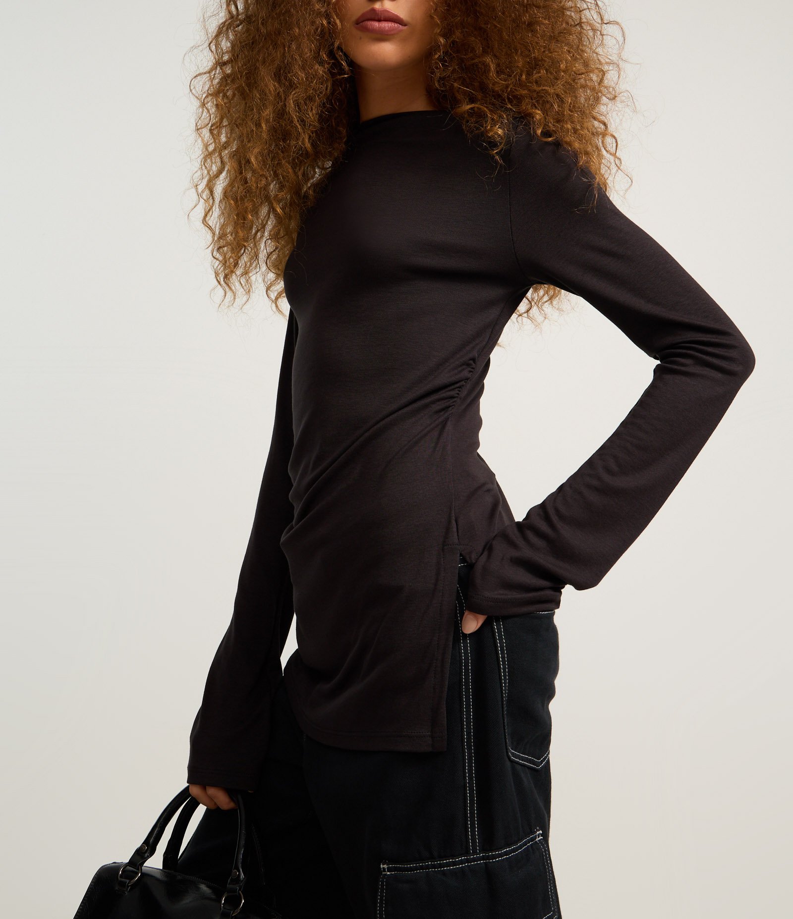 Blusa em Ribana com Franzido Lateral e Gola Altinha Preto 4