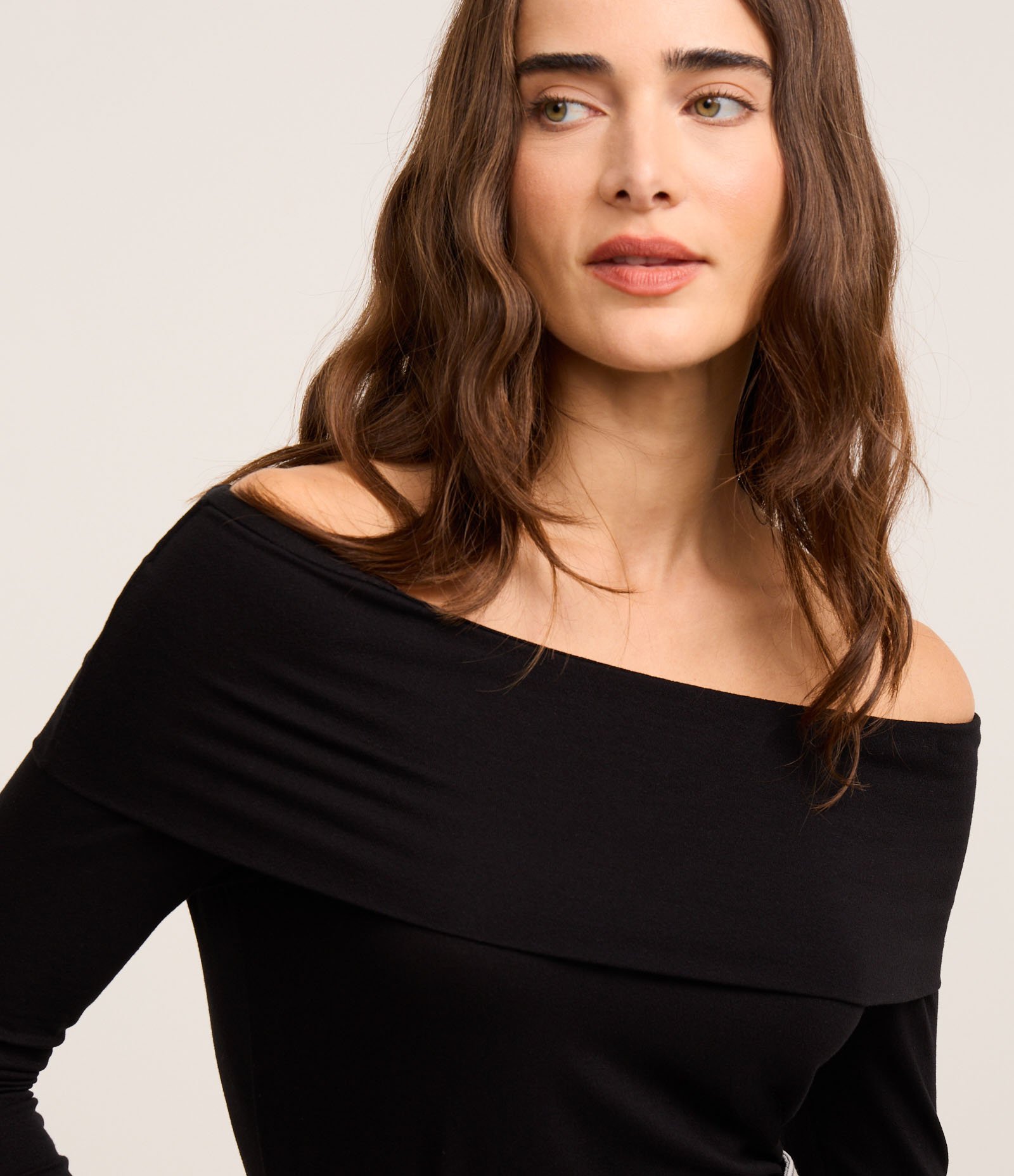 Blusa Ombro a Ombro em Viscose com Decote Virado Preto 3