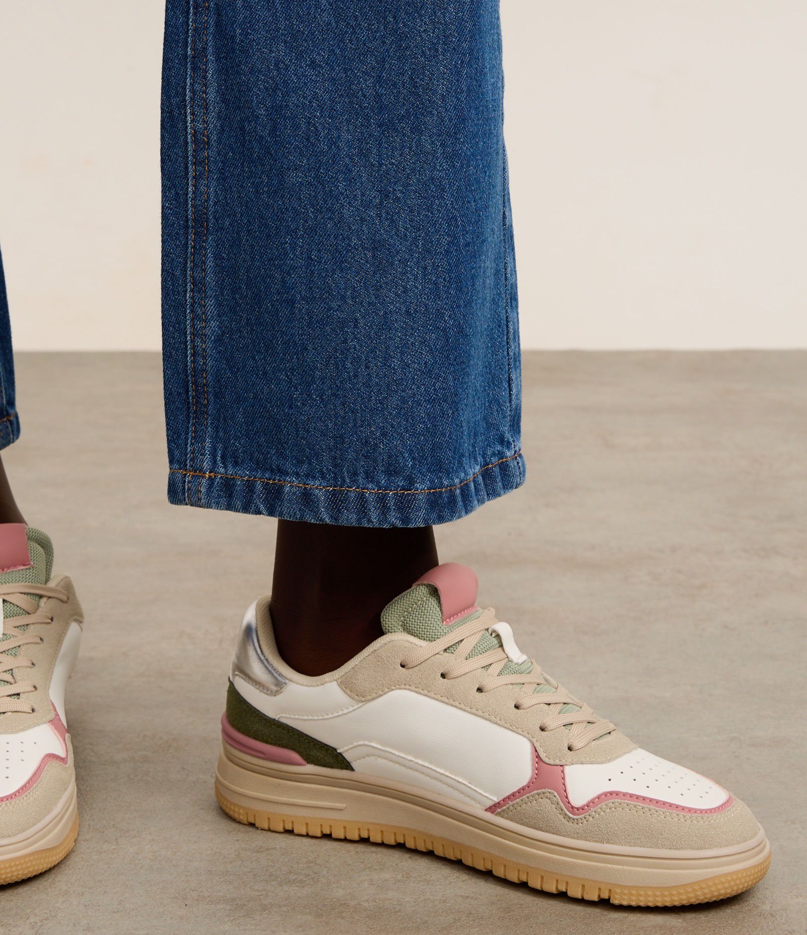 Tênis Casual em PU com Recortes Contrastantes Bege 7