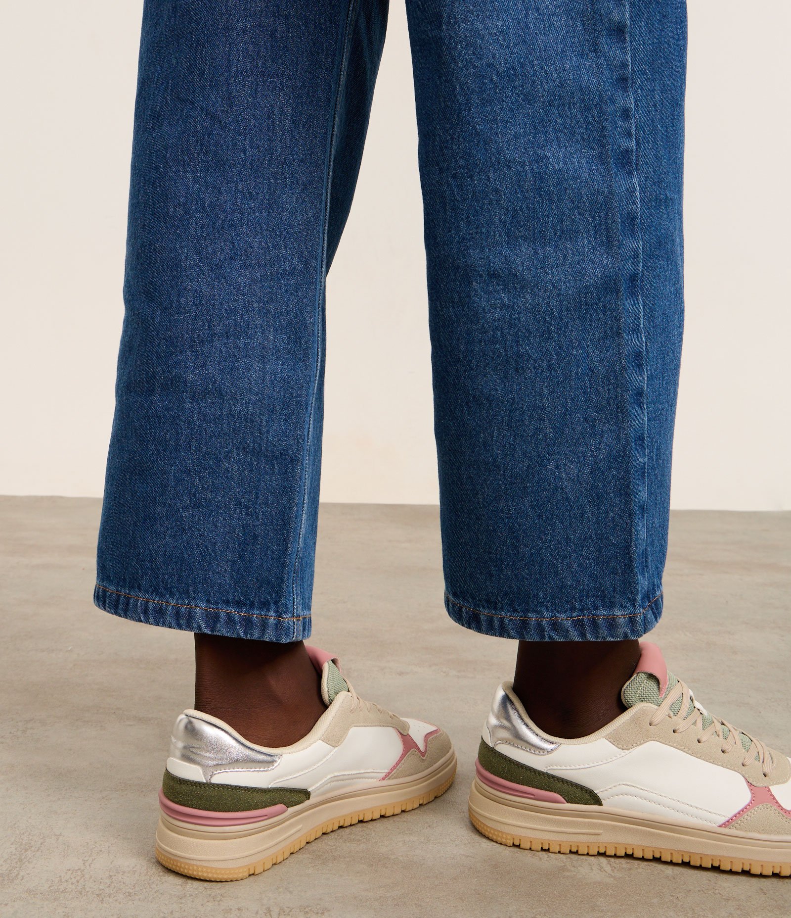 Tênis Casual em PU com Recortes Contrastantes Bege 2