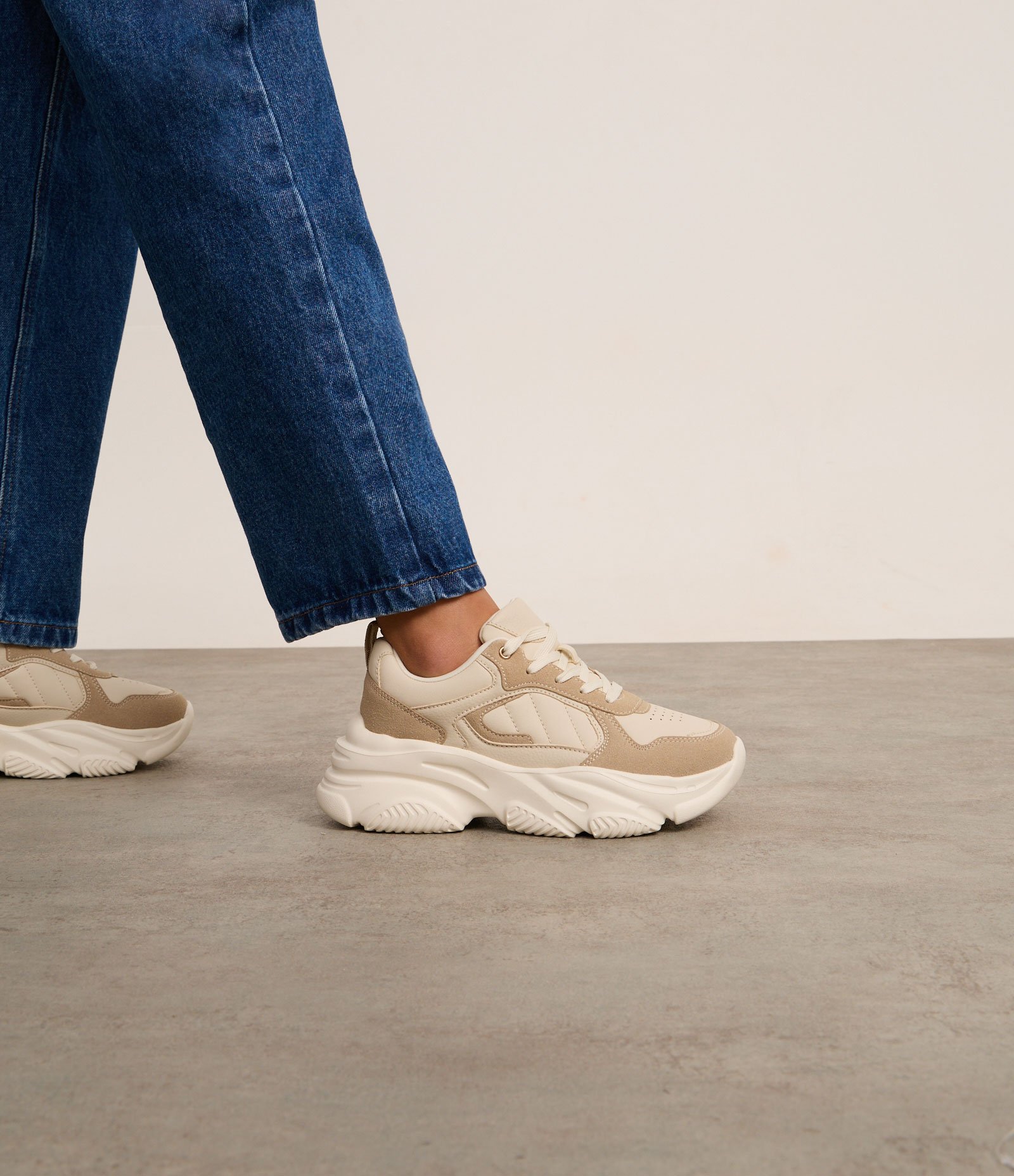 Tênis Jogging com Recortes Contrastantes Off White 7