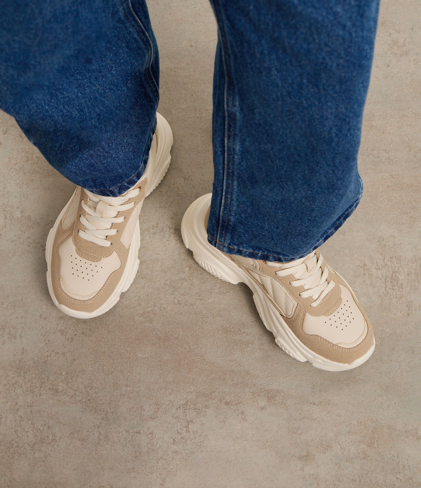 Tênis Jogging com Recortes Contrastantes Off White 2