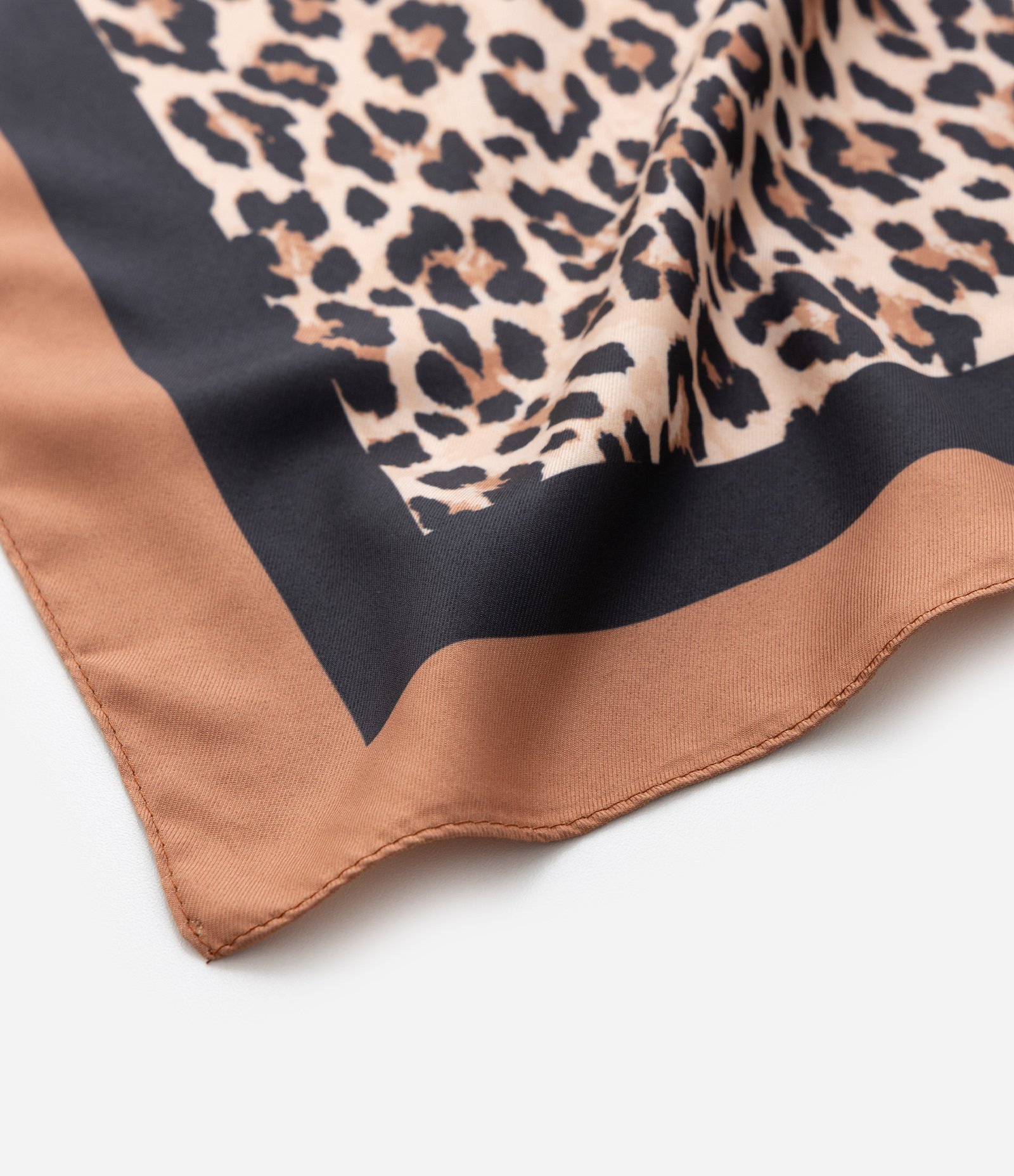 Lenço Quadrado em Cetim com Estampa Animal Print Onça Marrom 3