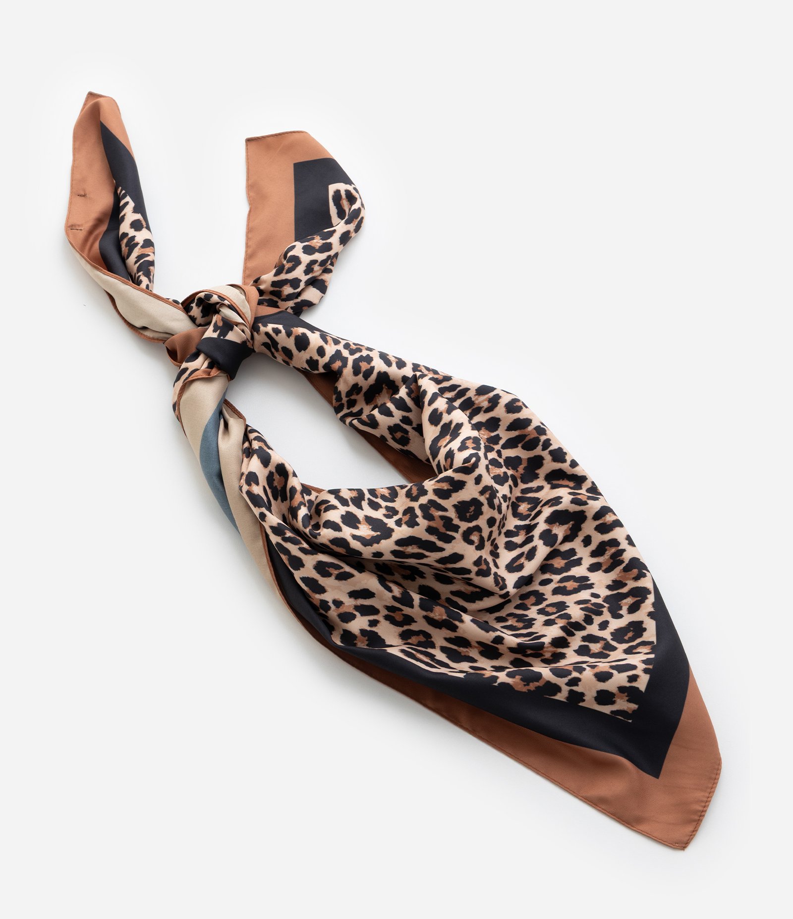 Lenço Quadrado em Cetim com Estampa Animal Print Onça Marrom 4