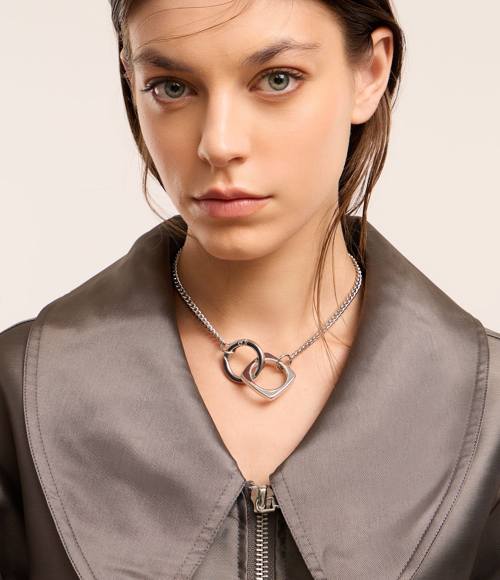 Colar Curto em Metal com Correntaria e Pingentes Geométricos Prata 1