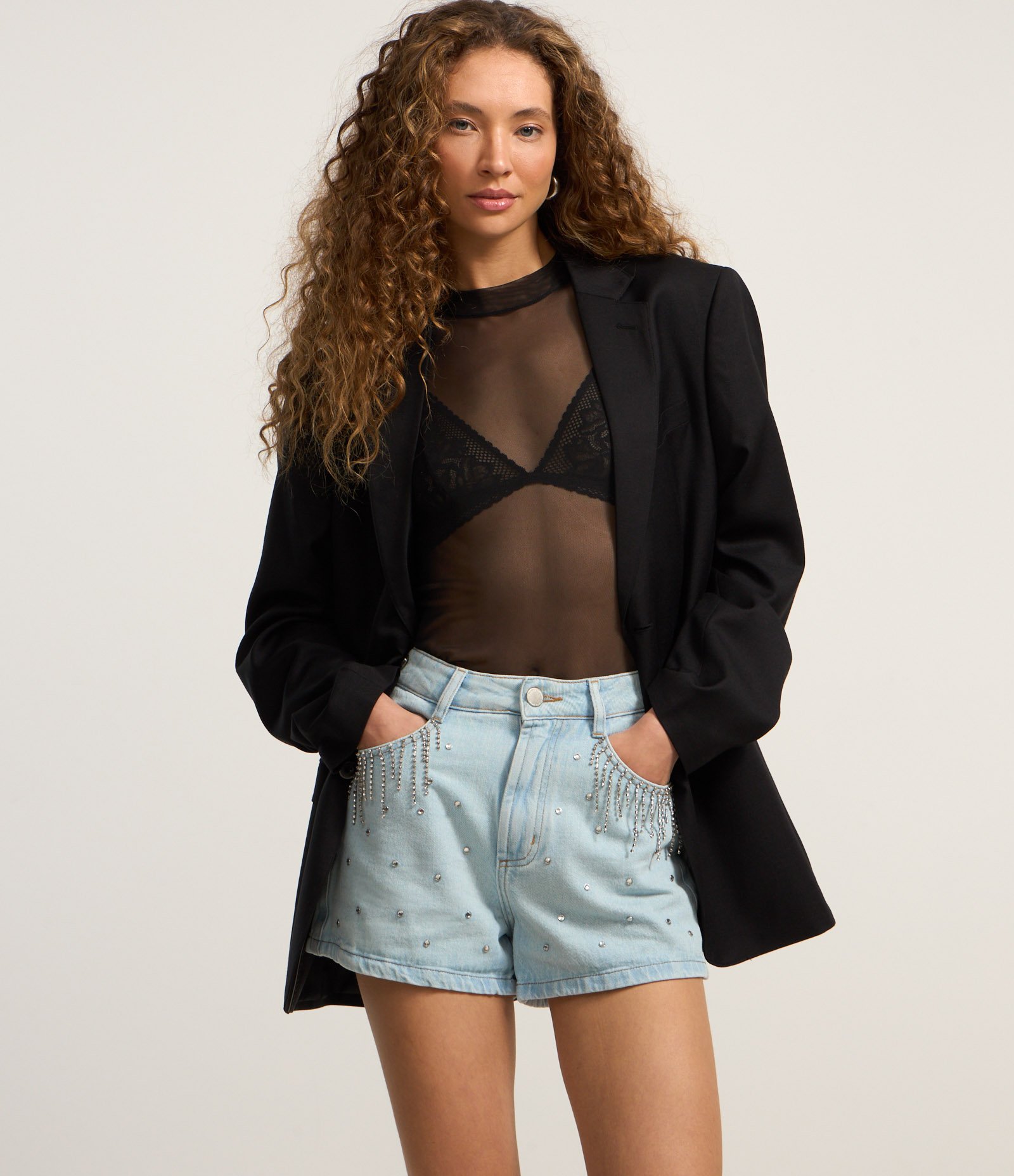 Short Slim em Jeans com Brilhos Aplicados e nos Bolsos Azul 2