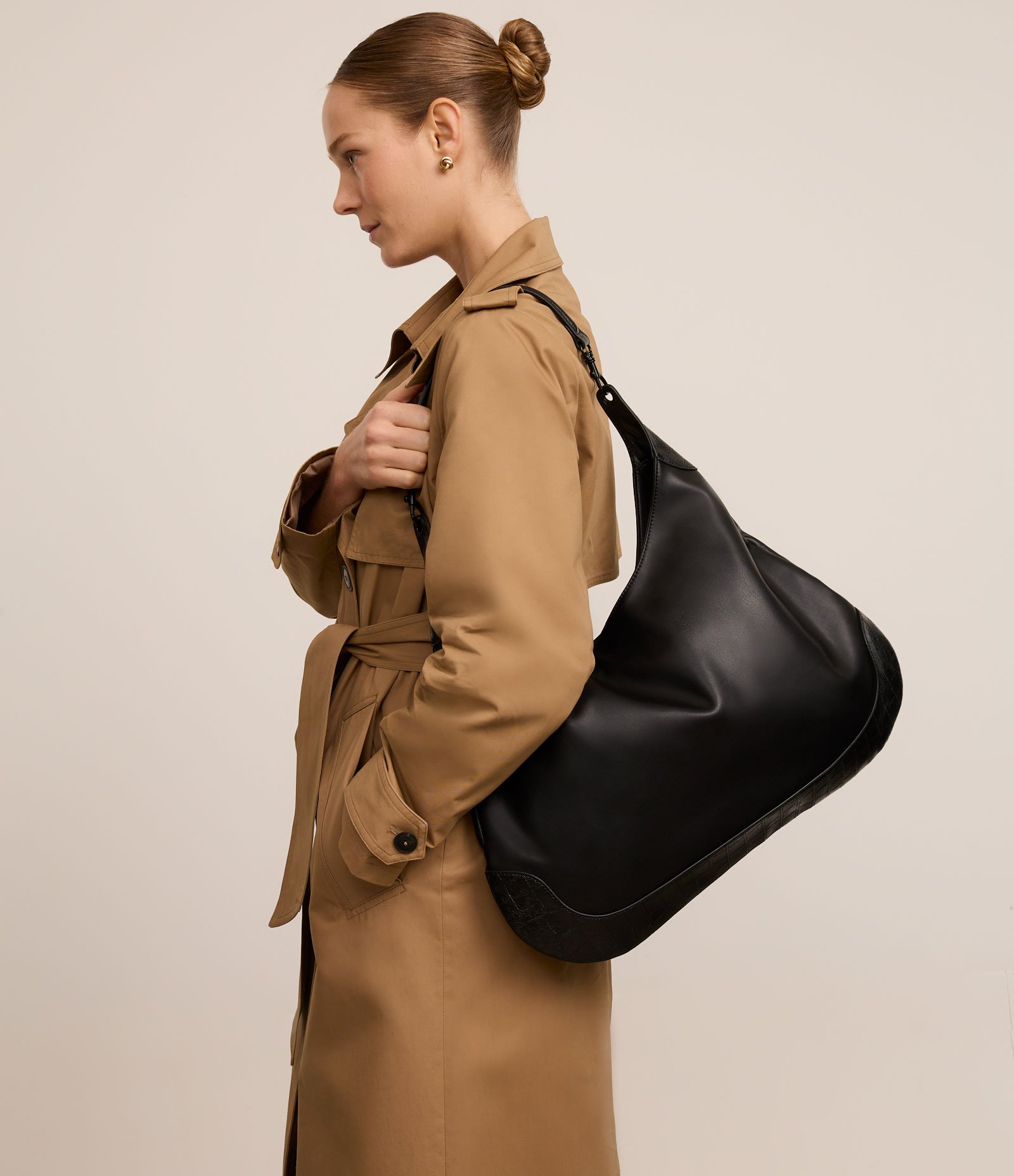 Bolsa Hobo com Detalhes em Textura Croco e Fivelas na Alça Preto 8