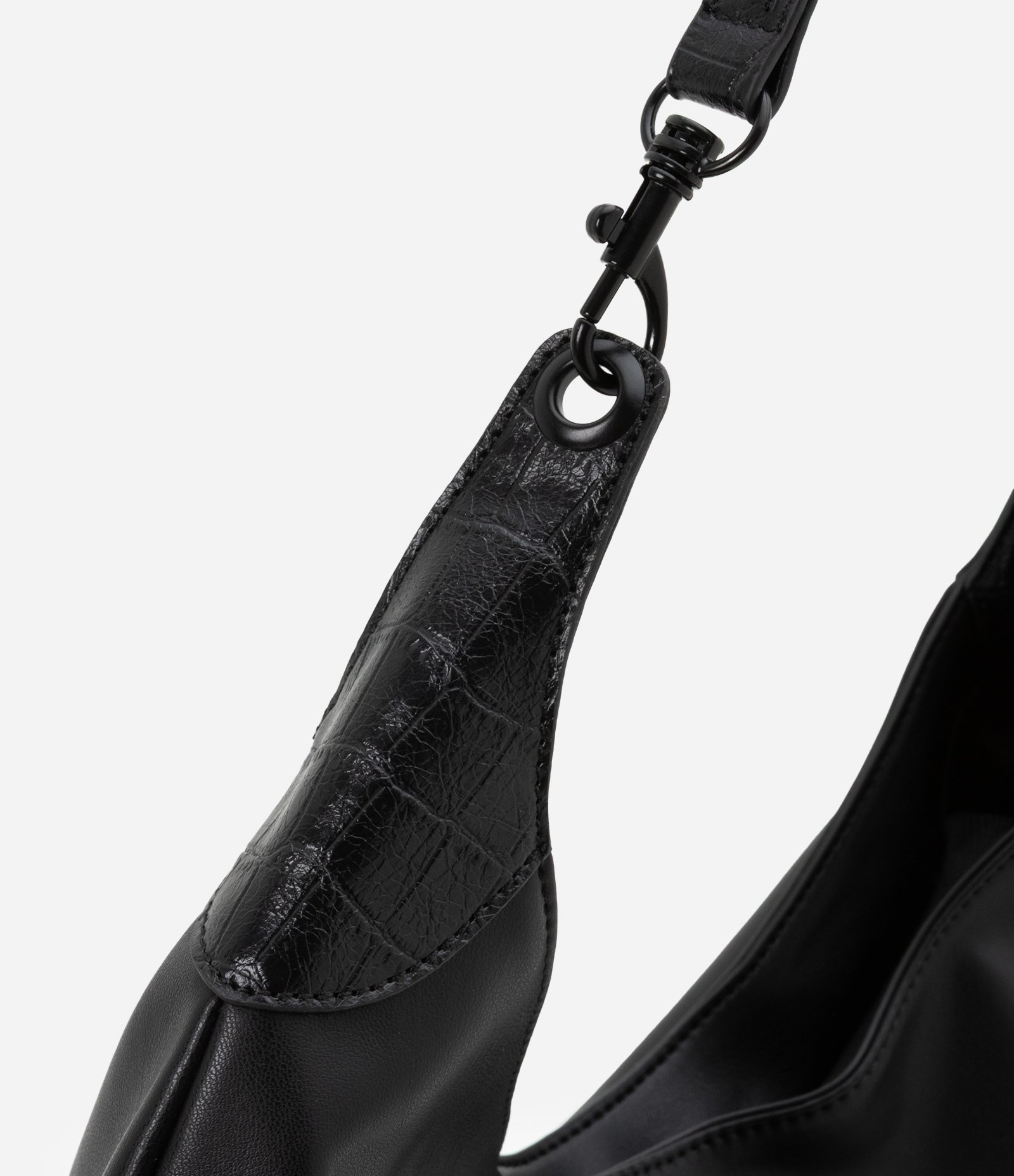 Bolsa Hobo com Detalhes em Textura Croco e Fivelas na Alça Preto 6