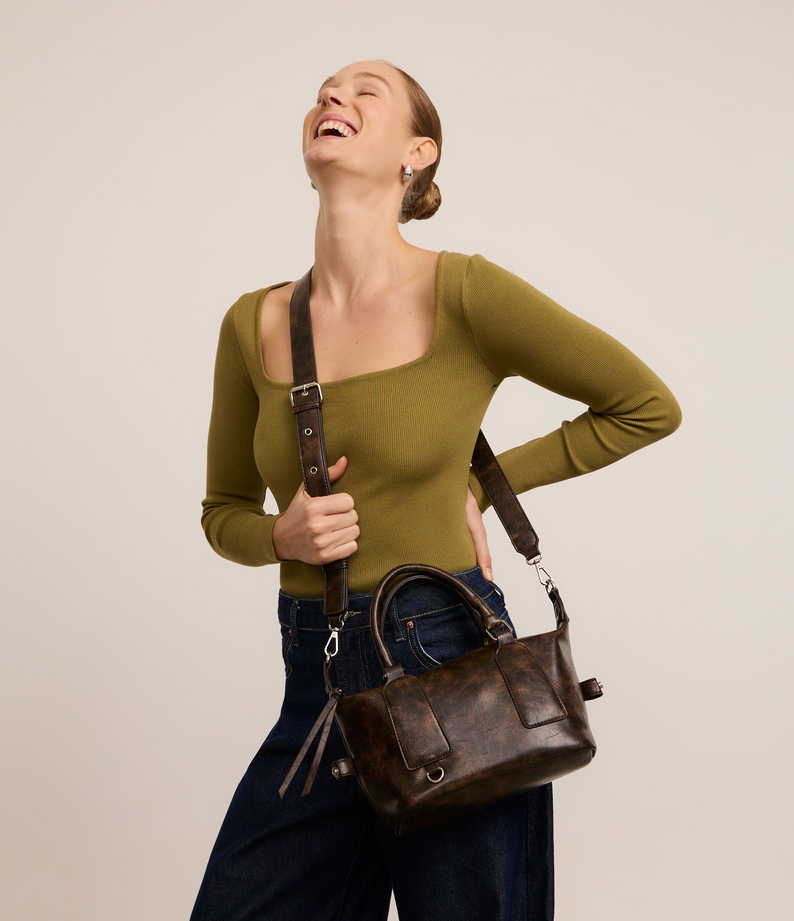 Bolsa Mini Satchel Estonada com Alça Curta e Longa Marrom 10