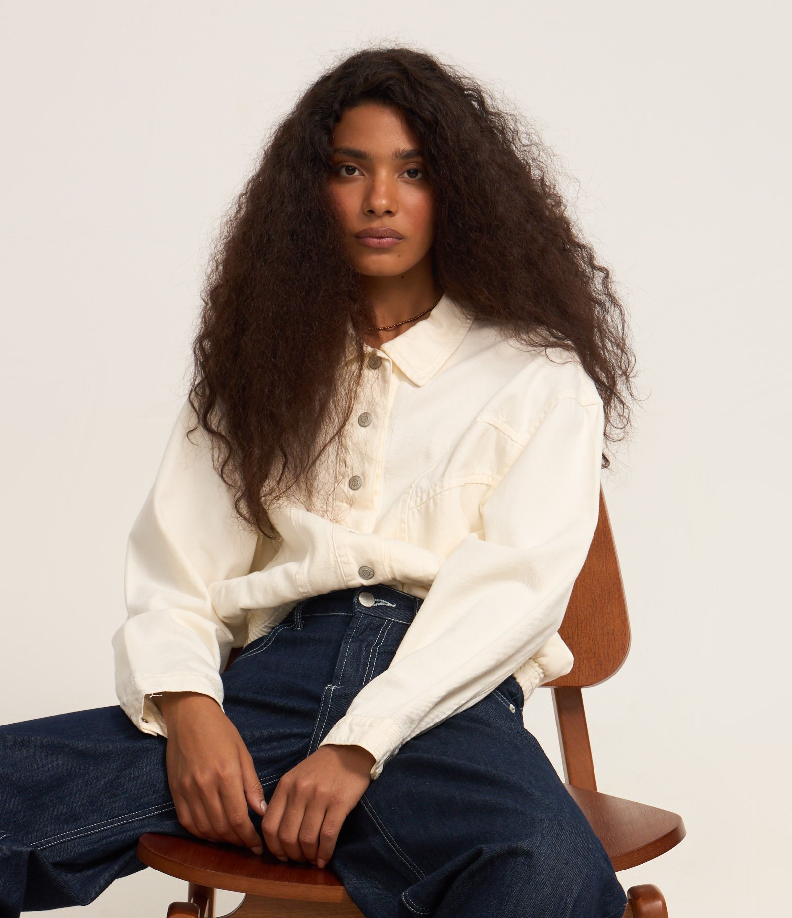 Jaqueta Bomber Jeans com Abotoamento Frontal e Recortes Branco 1