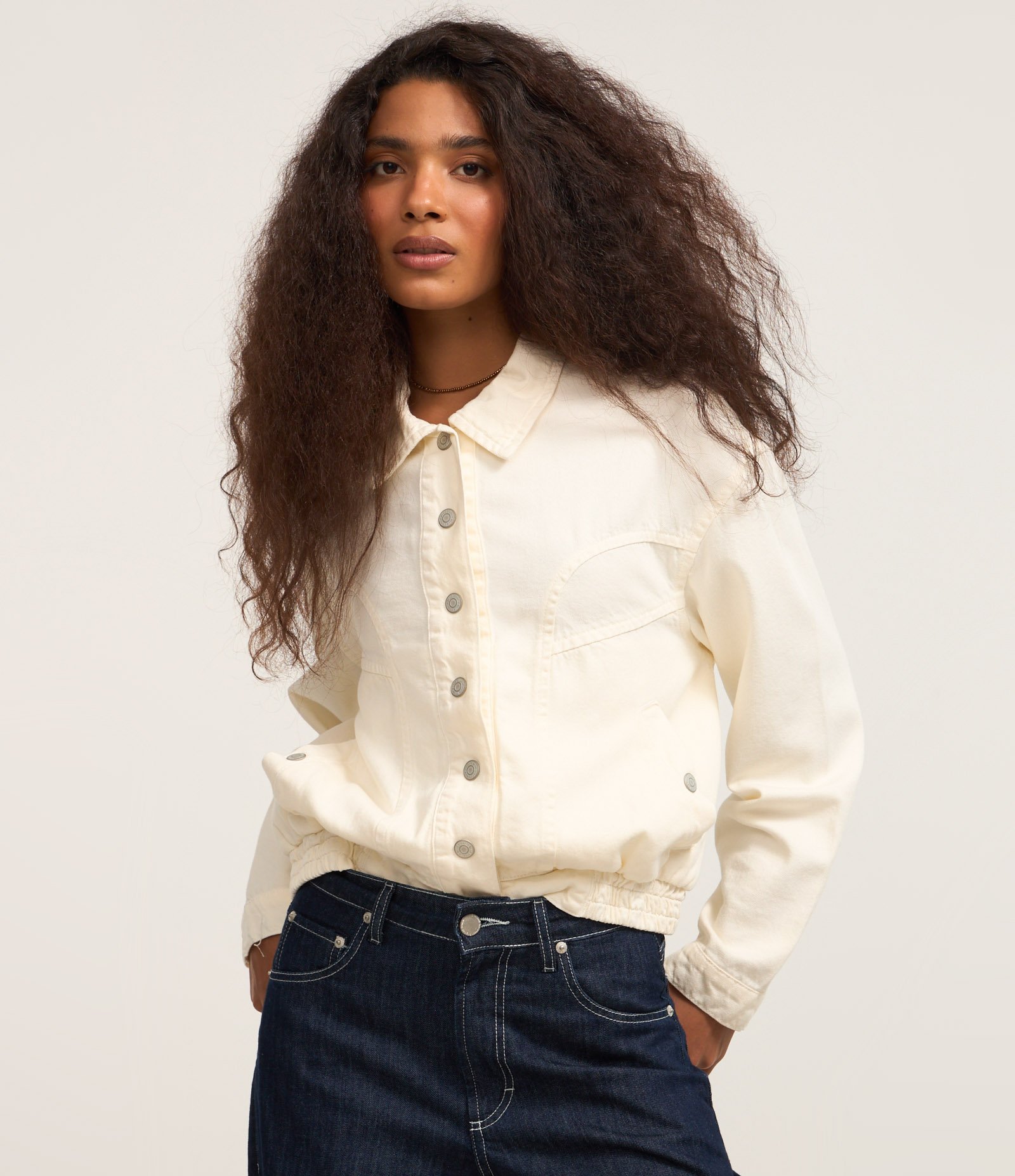 Jaqueta Bomber Jeans com Abotoamento Frontal e Recortes Branco 3