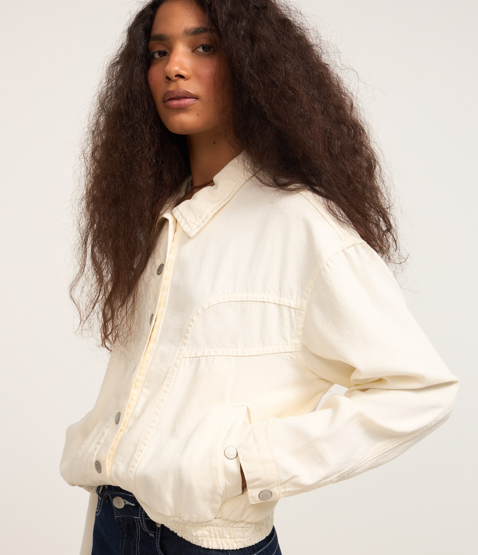 Jaqueta Bomber Jeans com Abotoamento Frontal e Recortes Branco 4