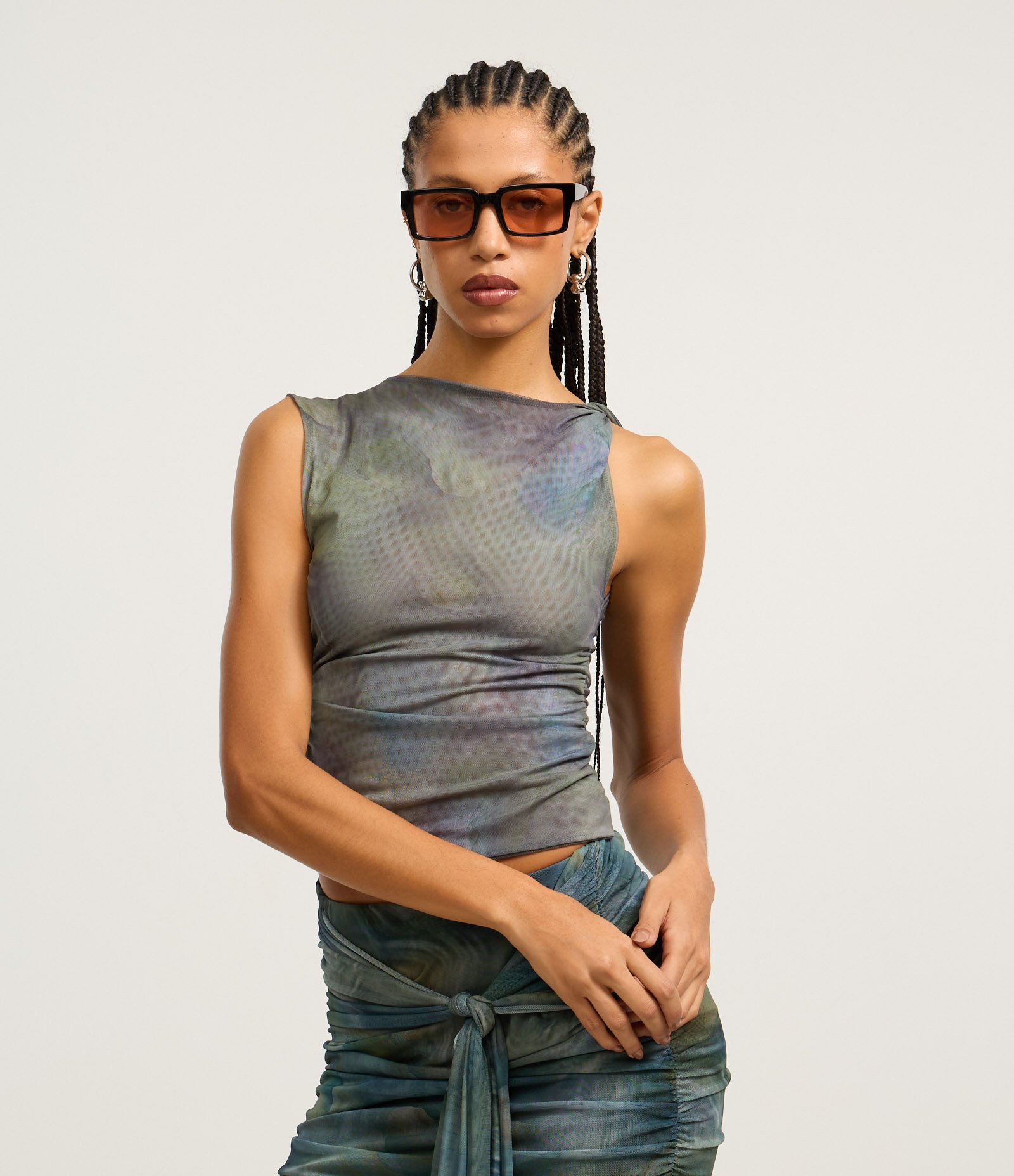 Blusa em Tule com Drapeado e Estampa Abstrata Verde 2