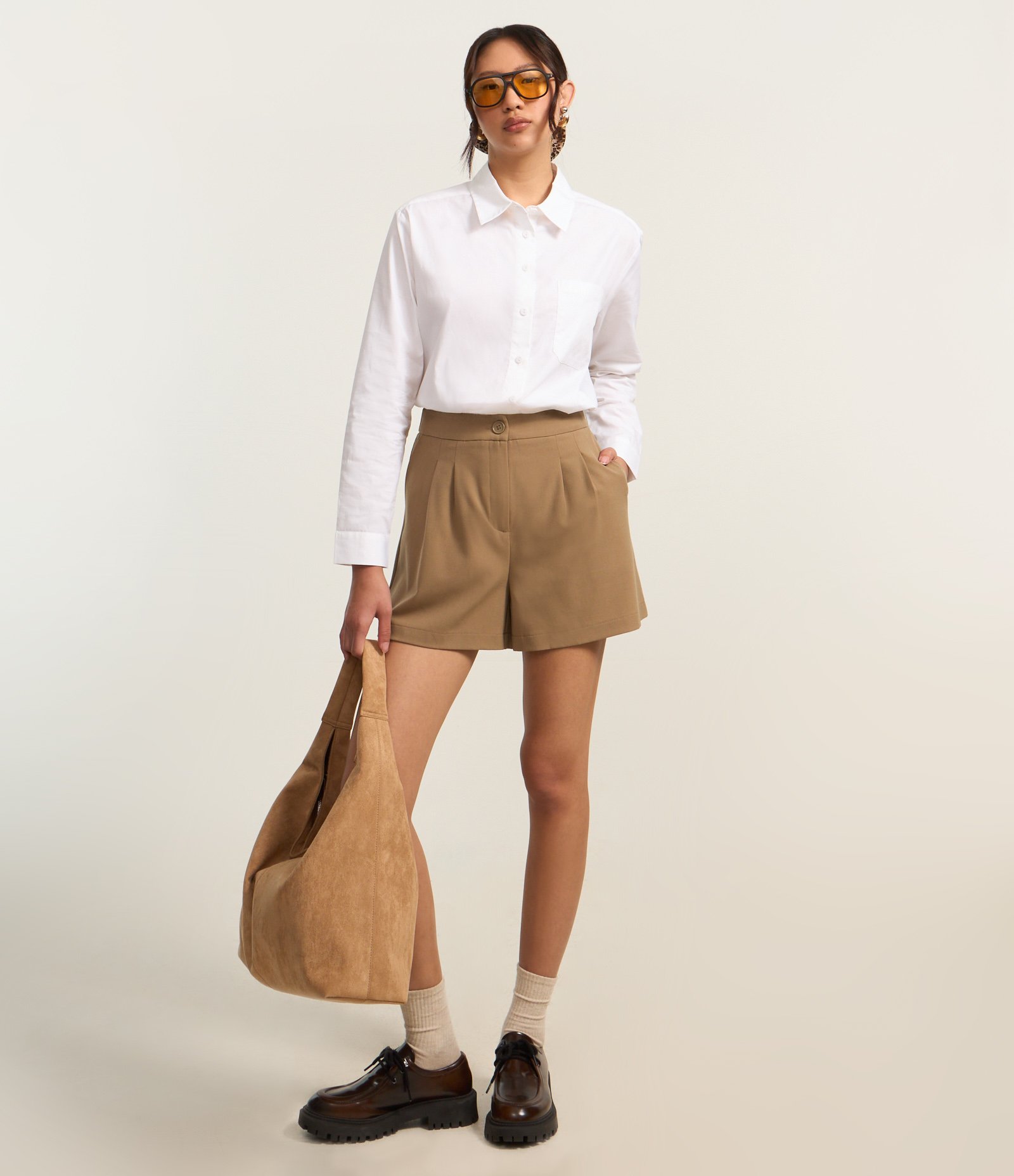 Short Alfaiatado com Pregas e Bolsos Bege 2