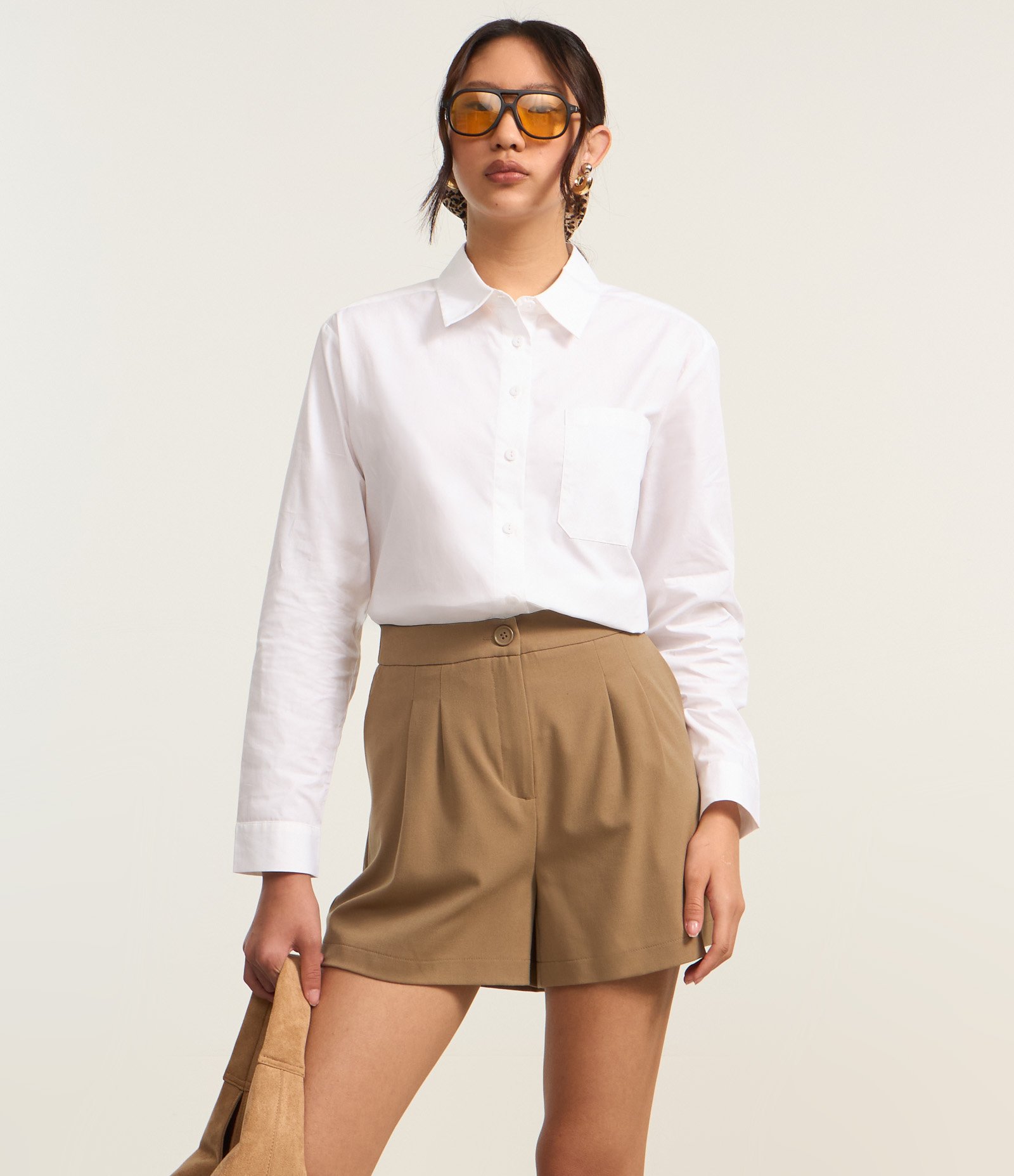 Short Alfaiatado com Pregas e Bolsos Bege 3