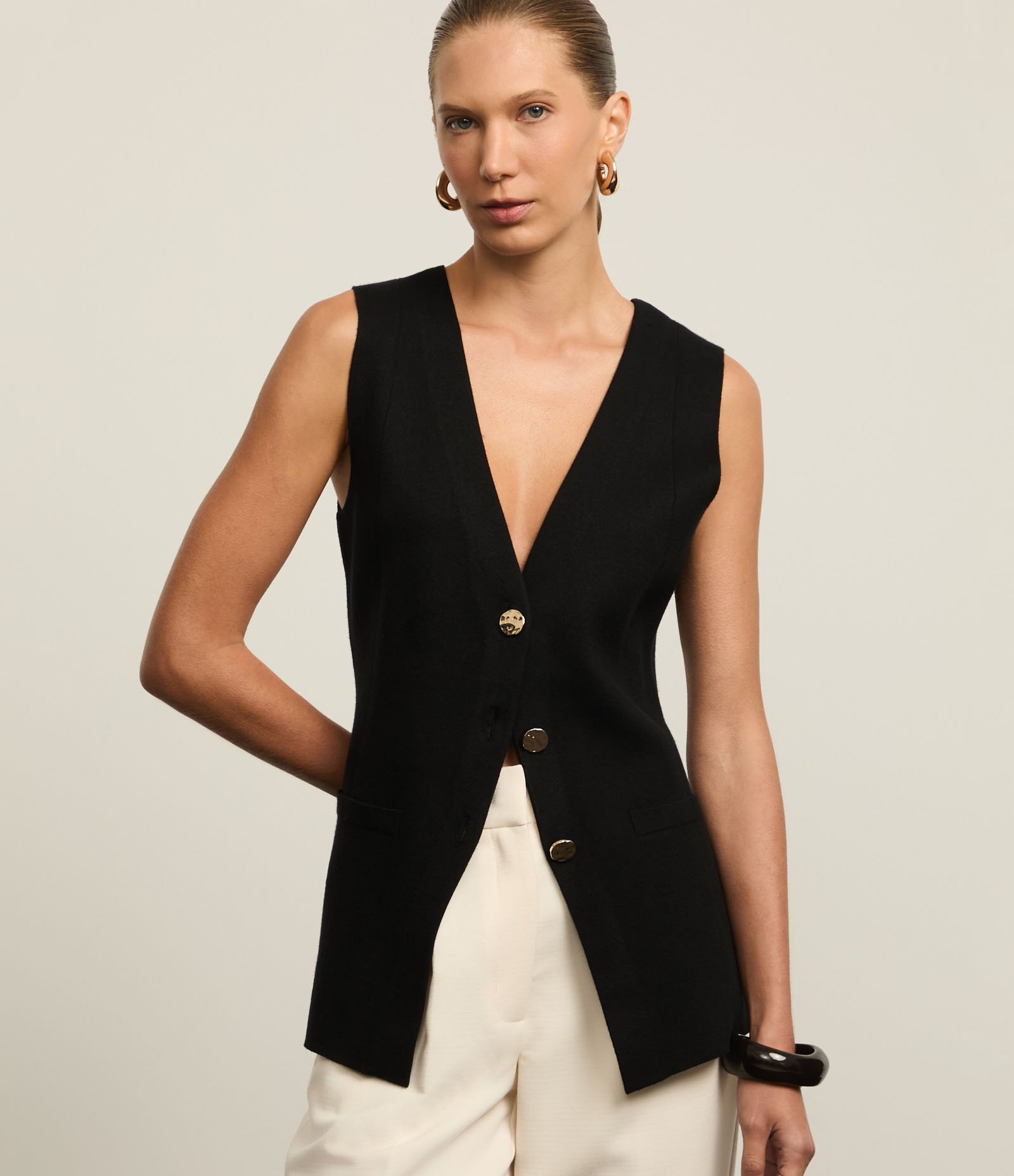 Colete em Tricô com Decote V e Botão Madrepérola Preto 1