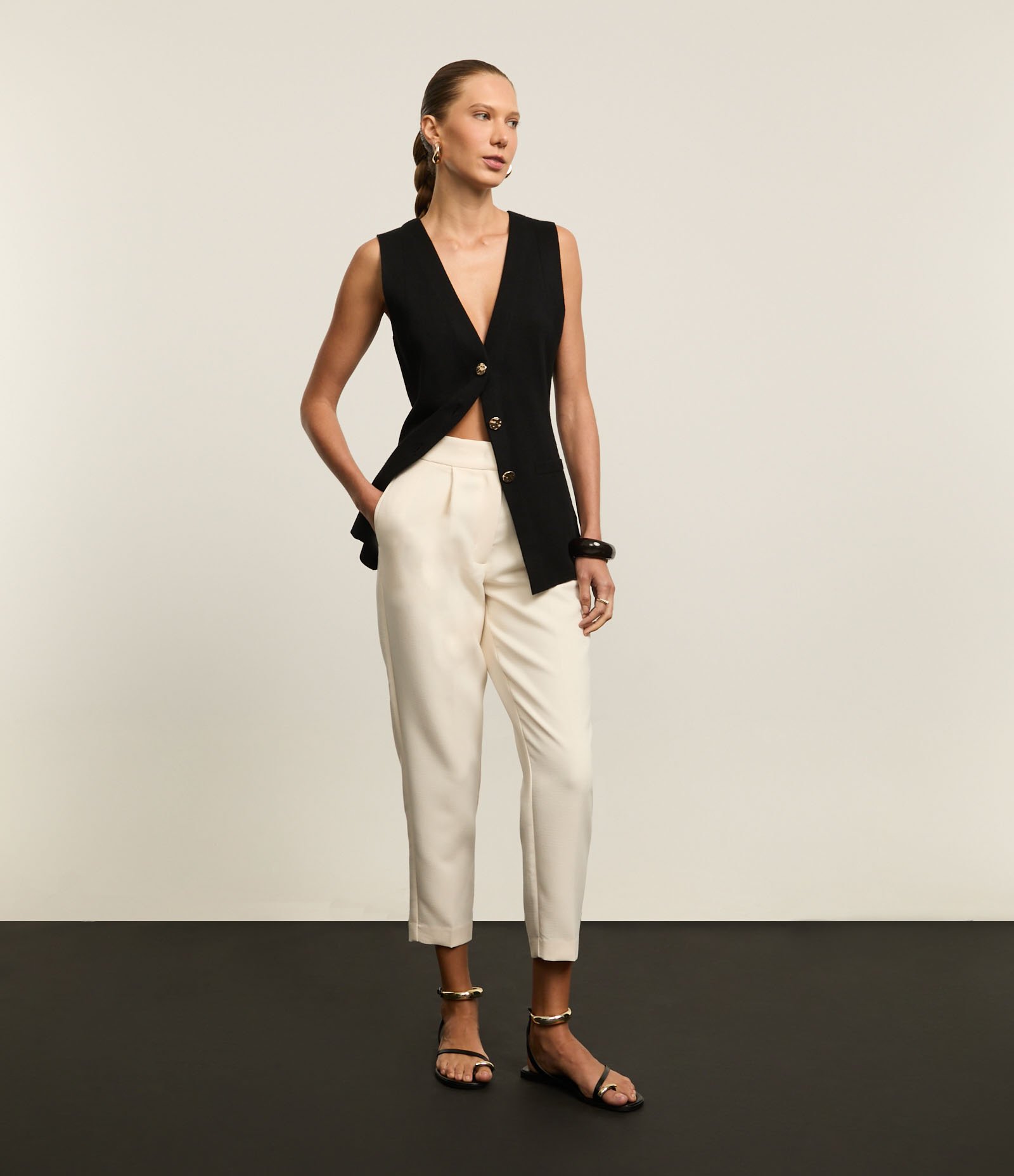 Colete em Tricô com Decote V e Botão Madrepérola Preto 2