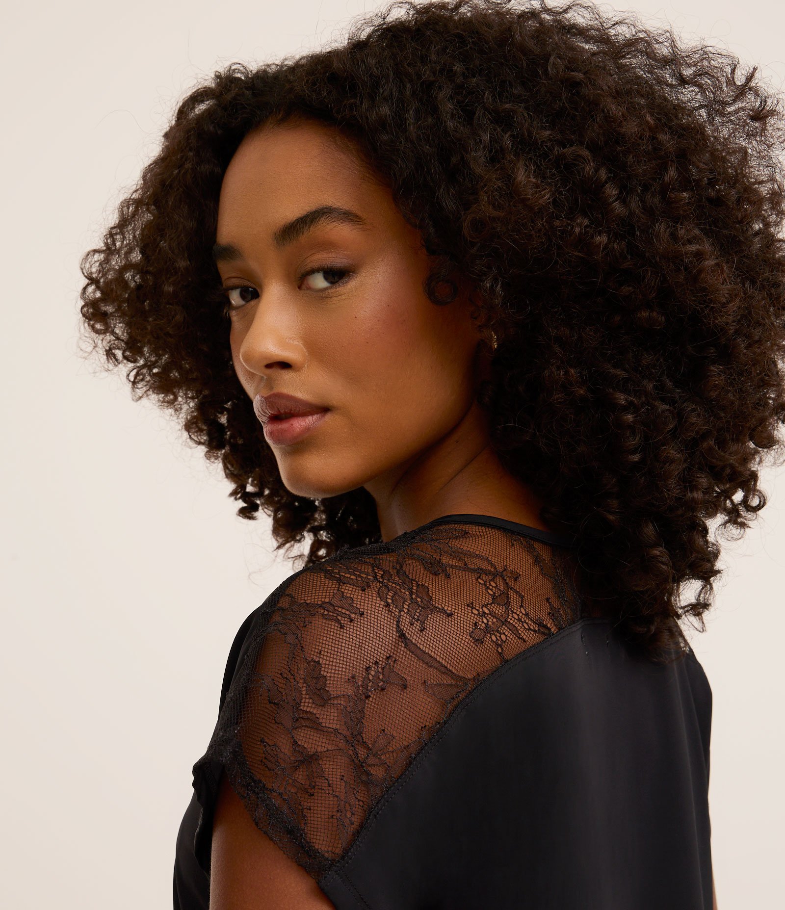 Pijama Calça Capri e Detalhes em Renda na Manga Preto 2