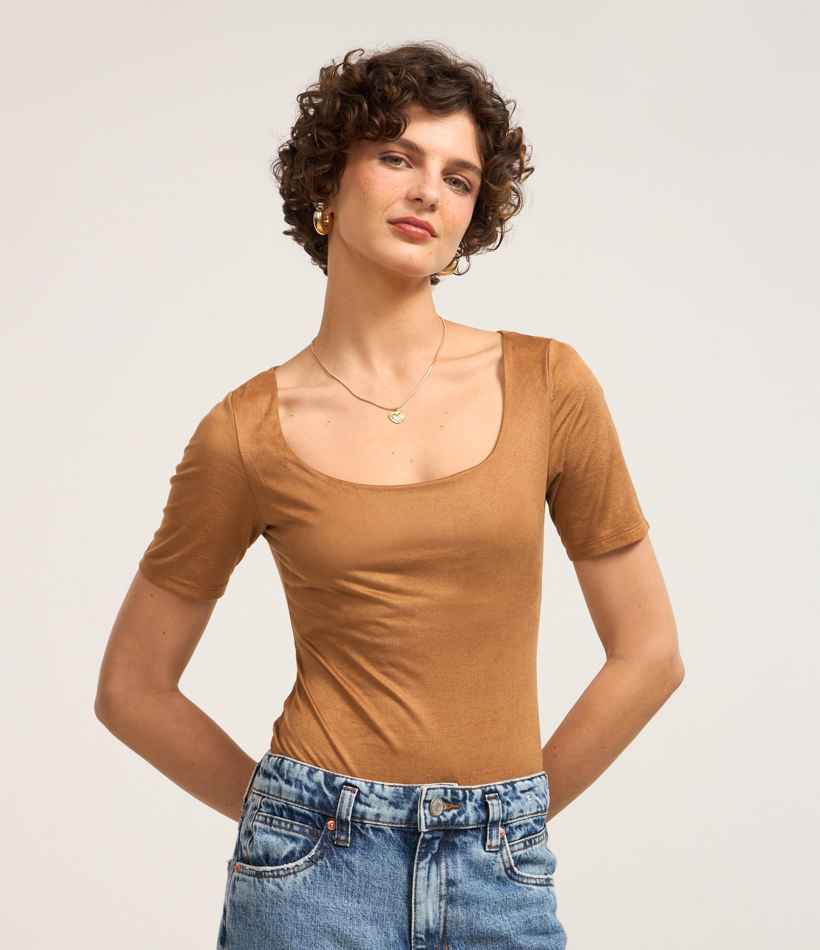Body em Suede com Decote Redondo Marrom 1