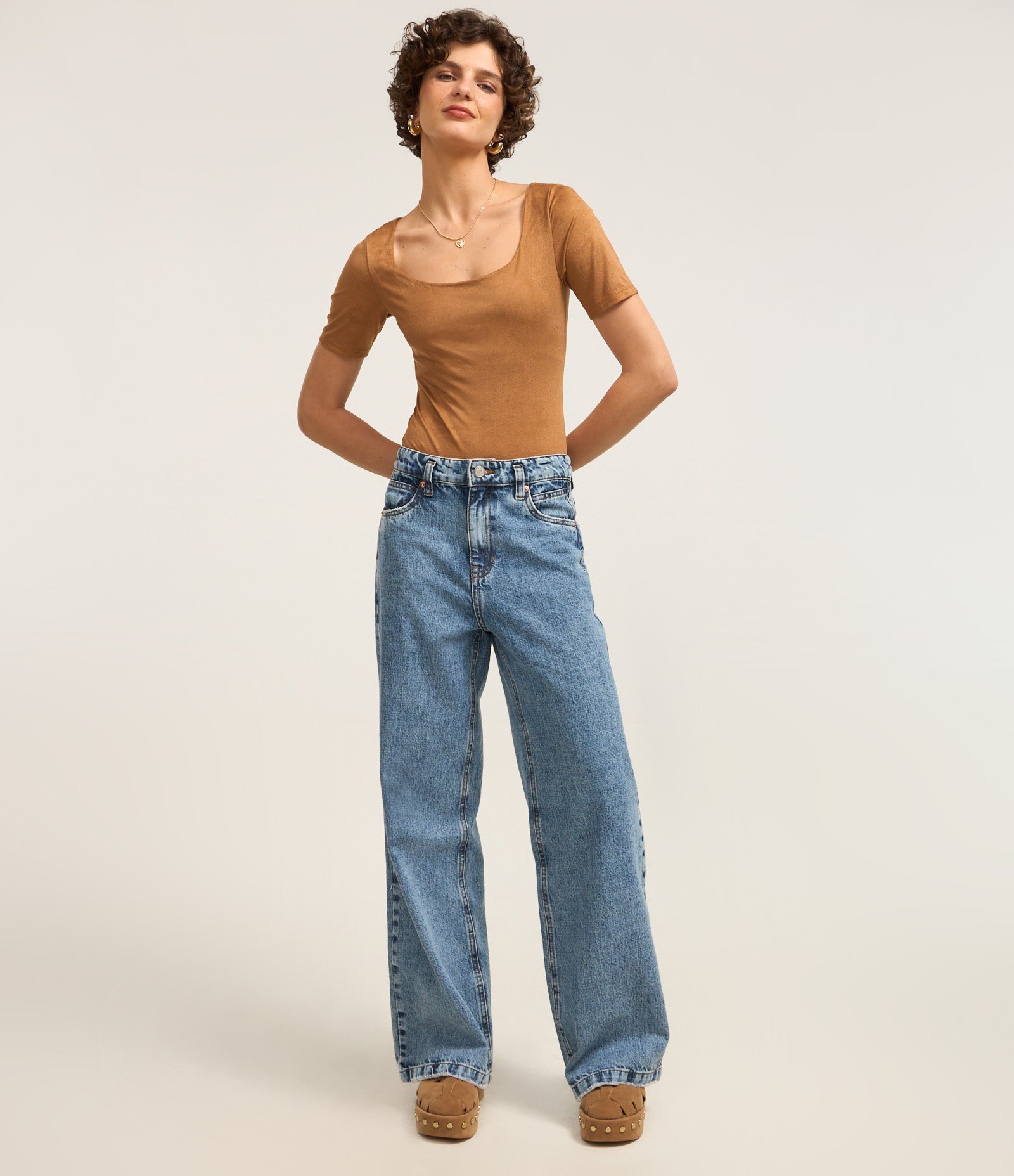 Body em Suede com Decote Redondo Marrom 2