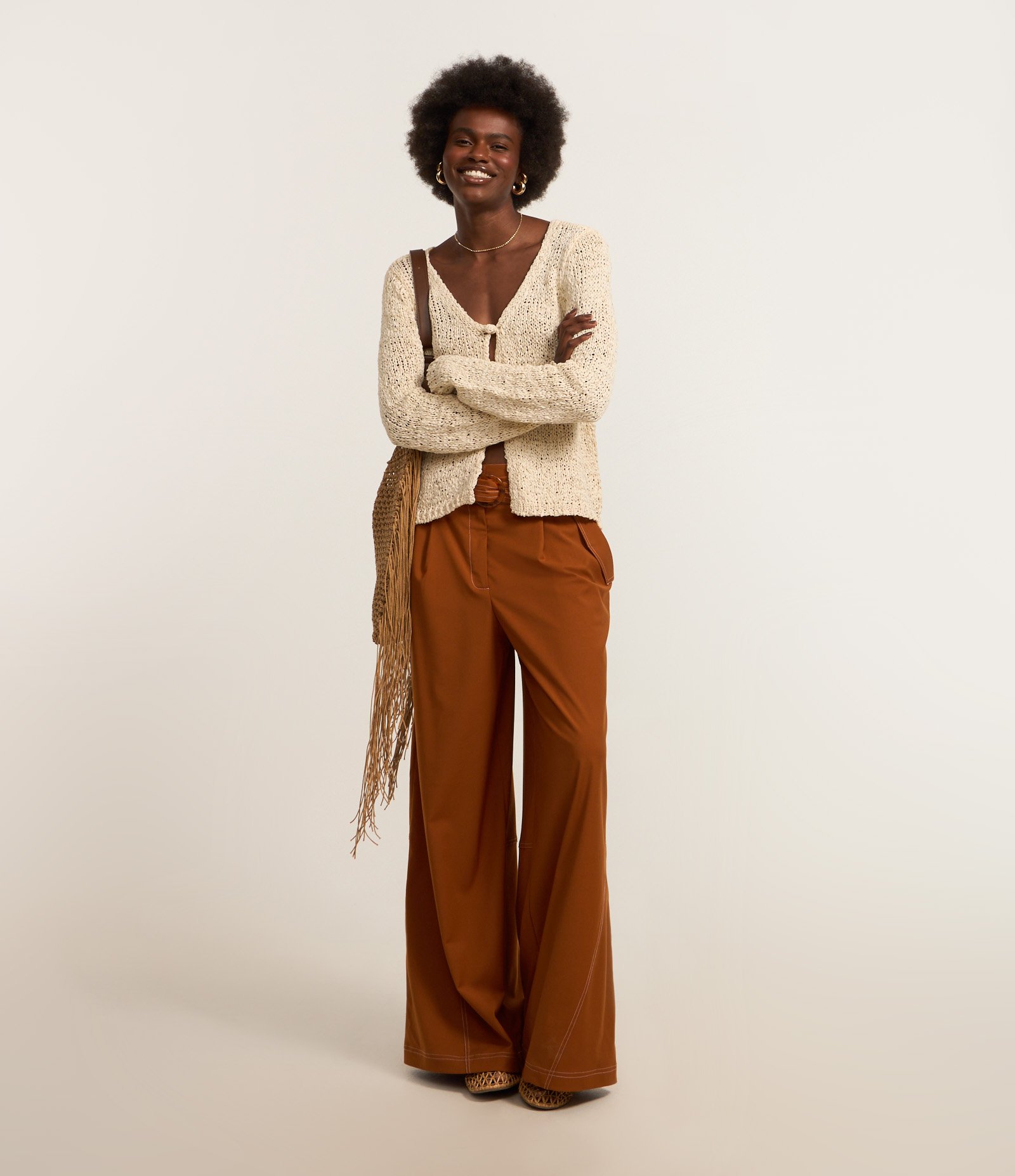 Calça Pantalona em Sarja com Pespontos Contrastantes Cinto e Fivela Marrom 1