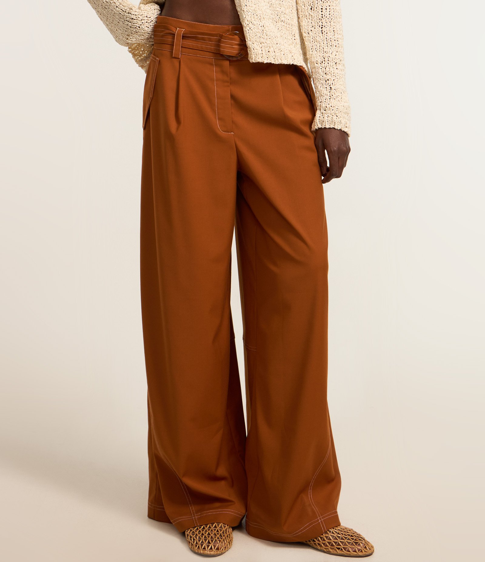 Calça Pantalona em Sarja com Pespontos Contrastantes Cinto e Fivela Marrom 3