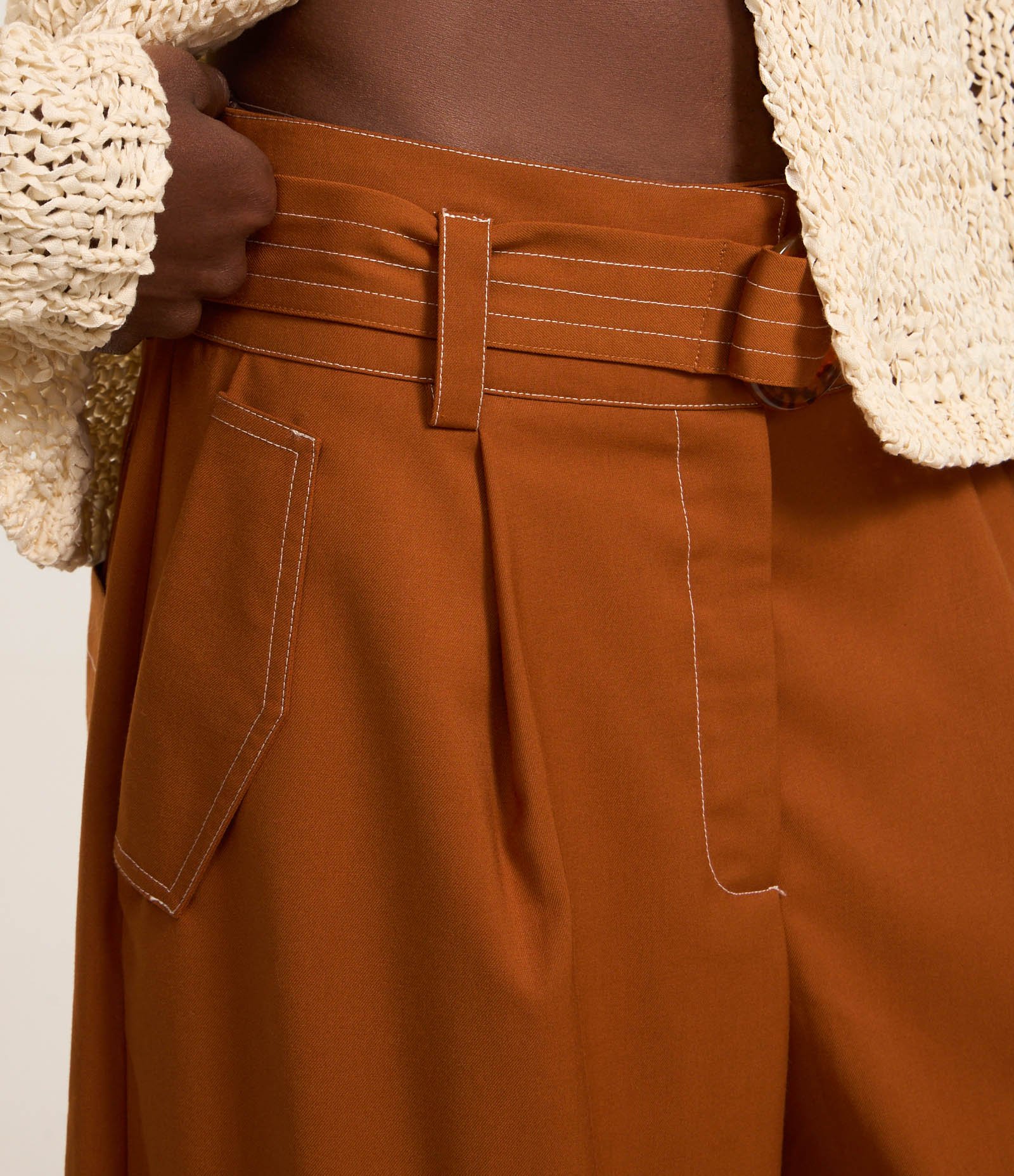 Calça Pantalona em Sarja com Pespontos Contrastantes Cinto e Fivela Marrom 4