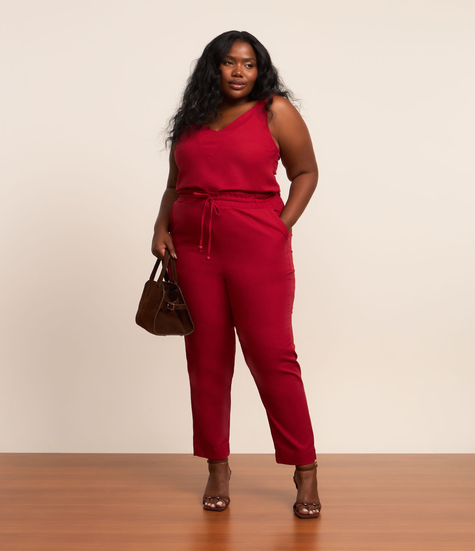 Calça Cenoura em Viscolinho com Amarração Curve & Plus Size Vermelho 1