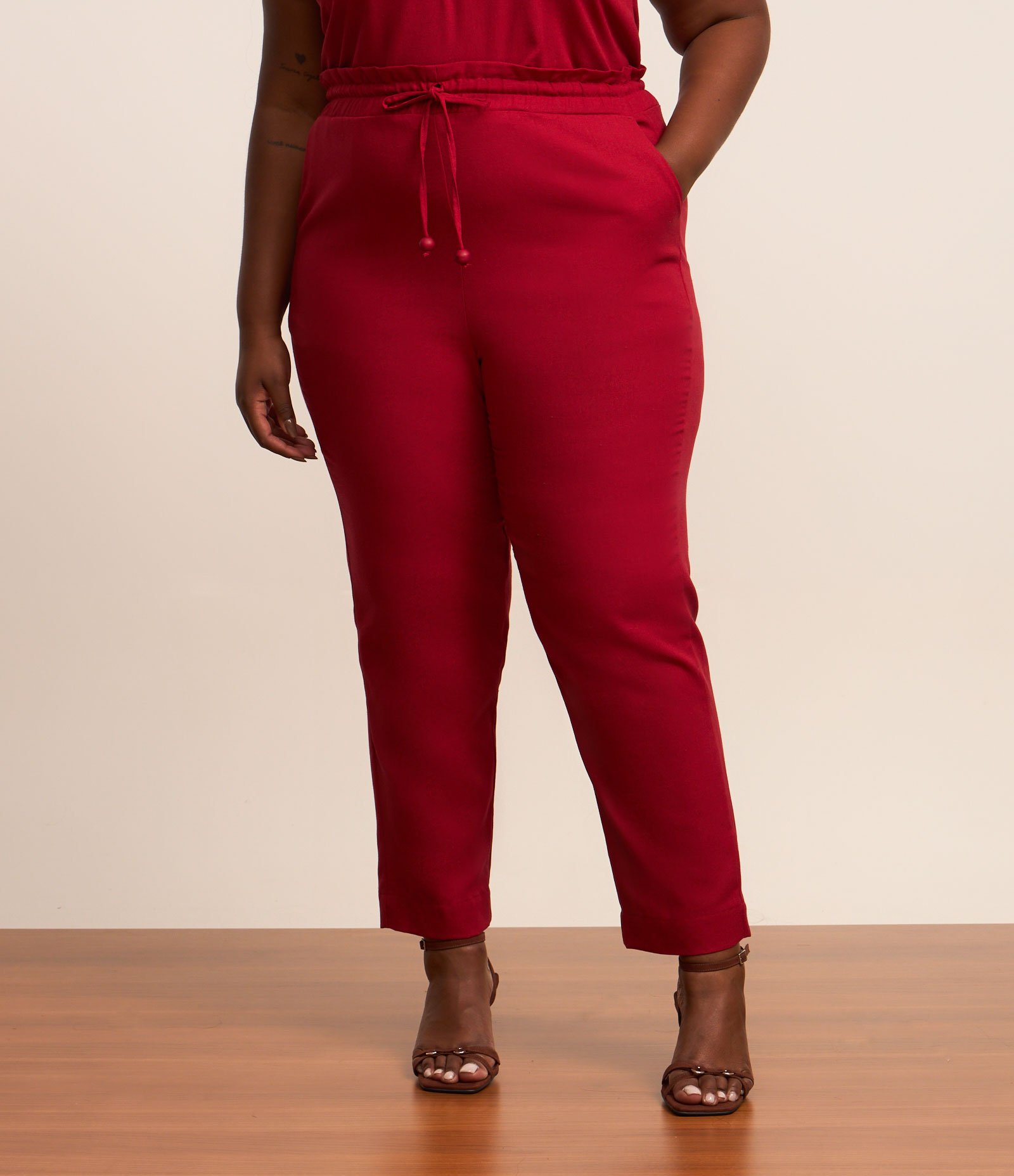 Calça Cenoura em Viscolinho com Amarração Curve & Plus Size Vermelho 2