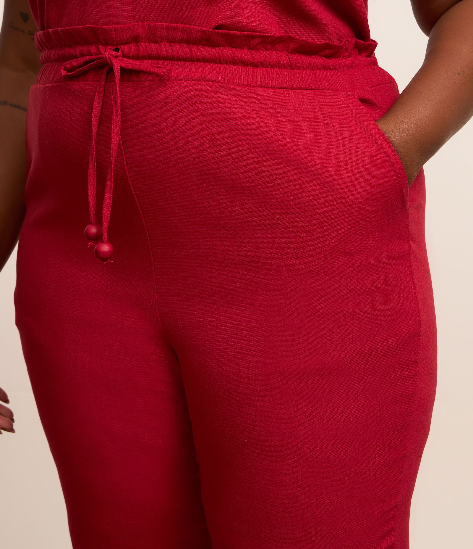 Calça Cenoura em Viscolinho com Amarração Curve & Plus Size Vermelho 3