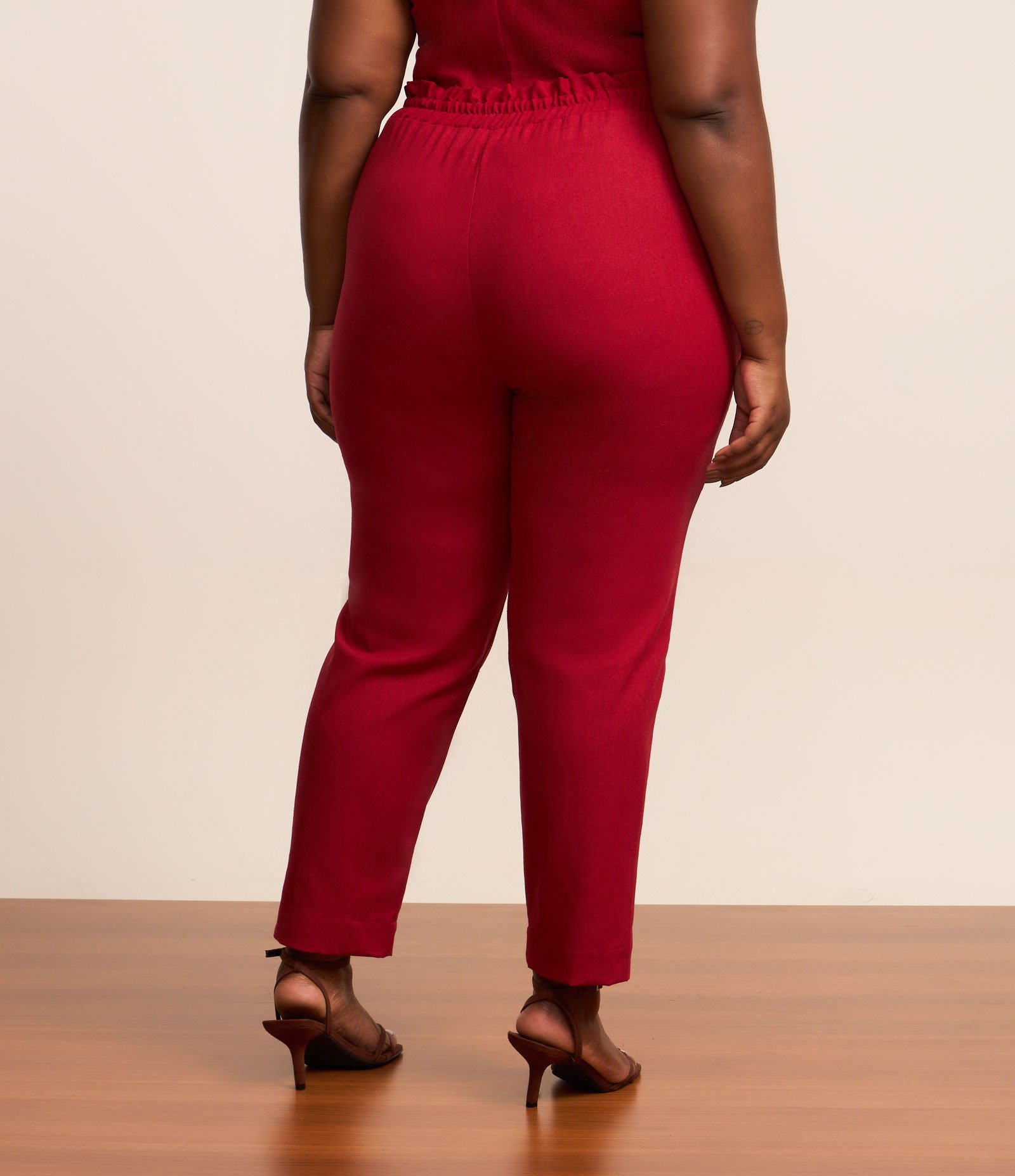 Calça Cenoura em Viscolinho com Amarração Curve & Plus Size Vermelho 4