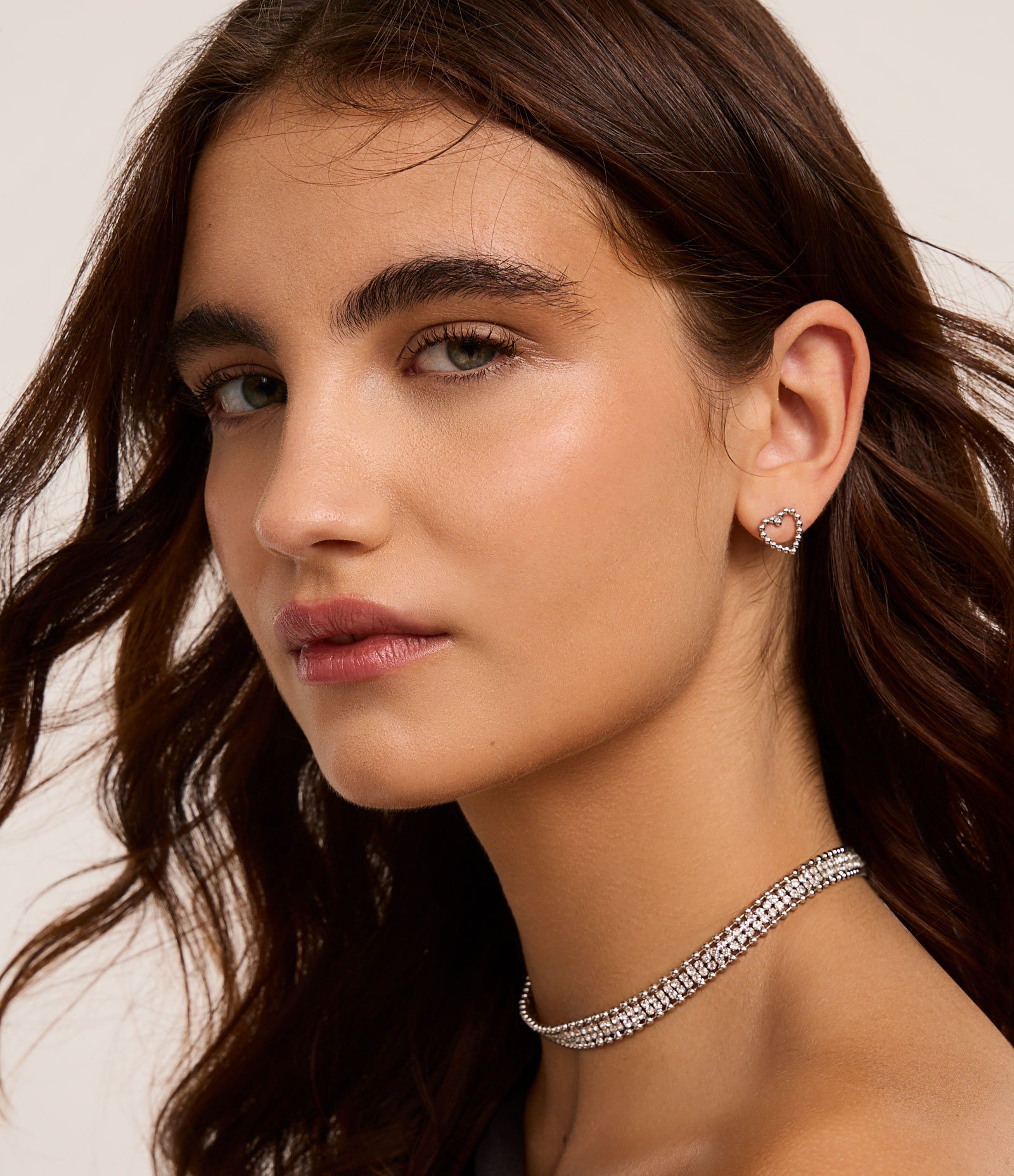 Conjunto de Colar Curto com Stras e Esferas e Brinco Vazado de Coração Prata 1