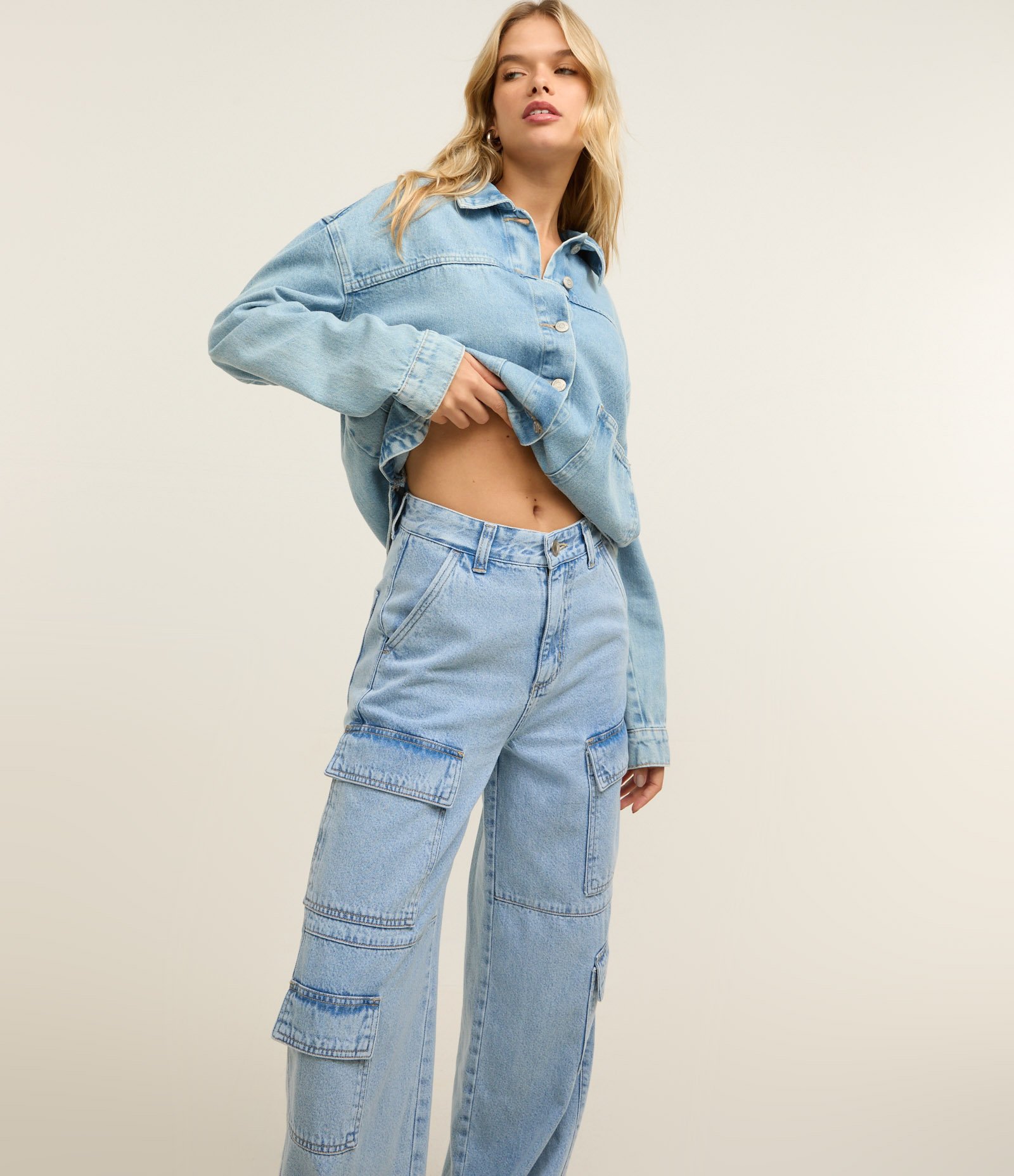 Calça Wide Leg em Jeans com Bolso Cargo Azul Claro 2