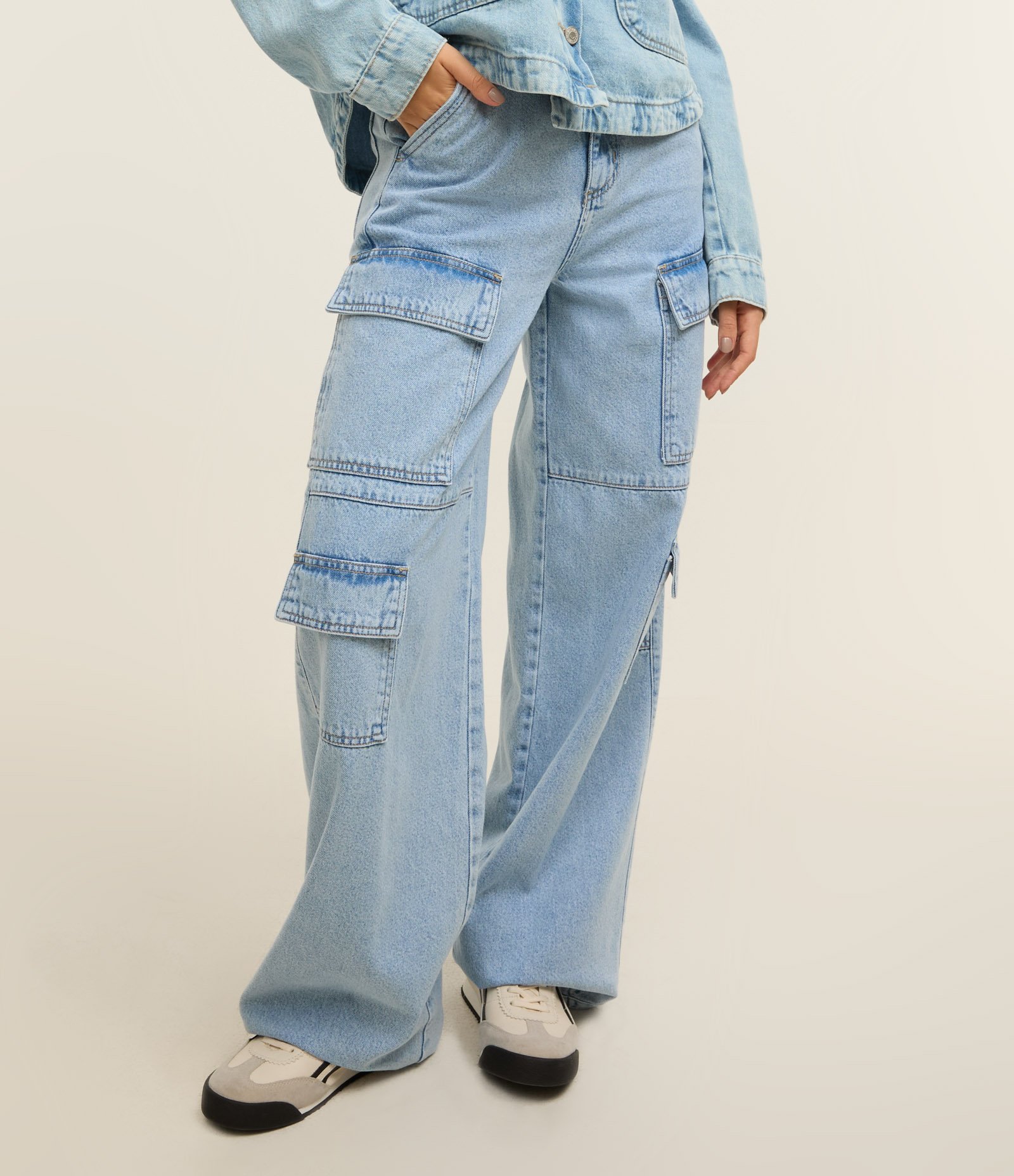 Calça Wide Leg em Jeans com Bolso Cargo Azul Claro 3