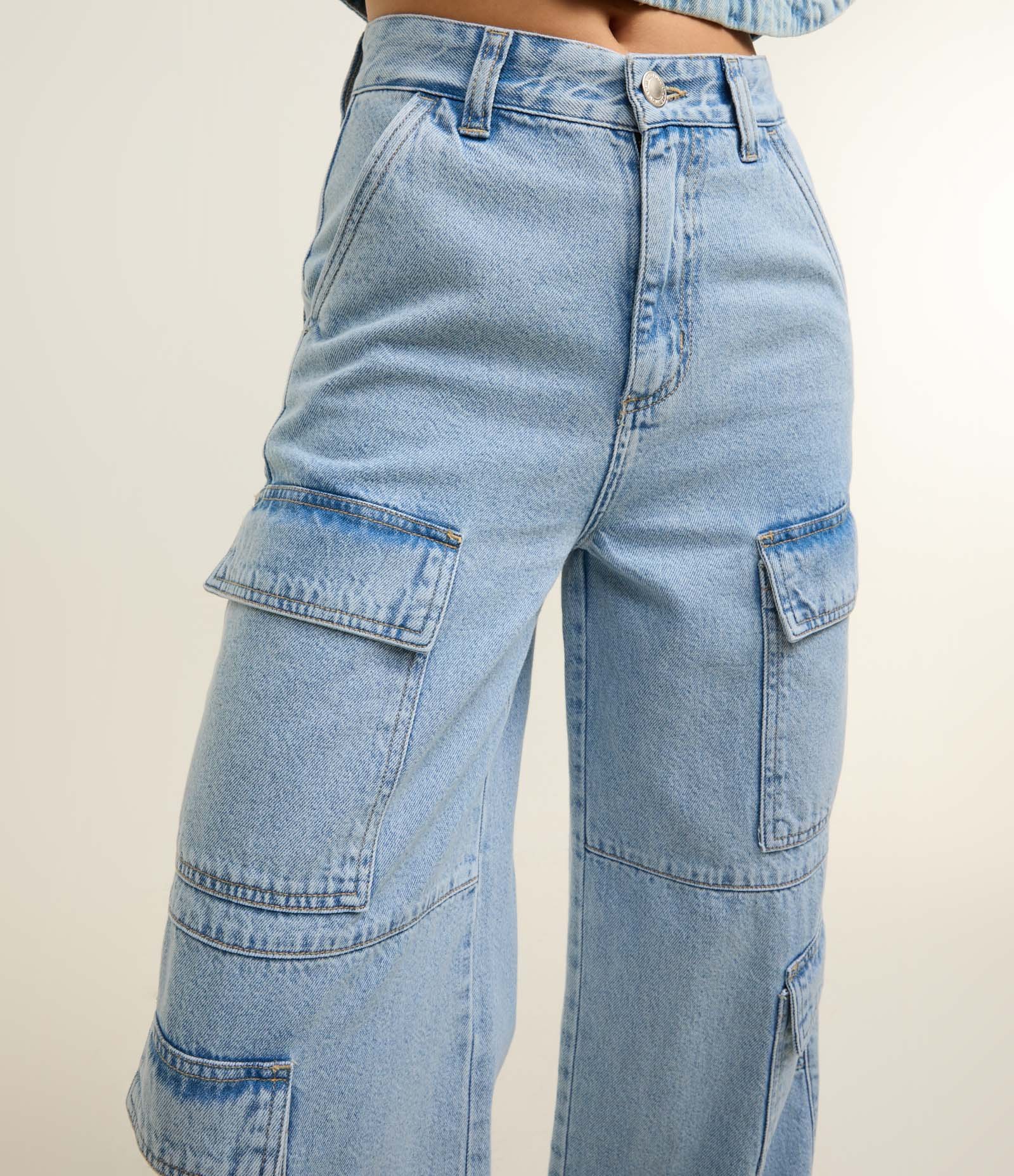 Calça Wide Leg em Jeans com Bolso Cargo Azul Claro 4