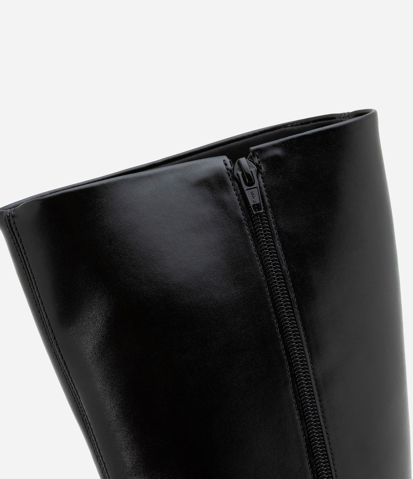 Bota de Cano e Salto Alto com Bico Amendoado Preto 4