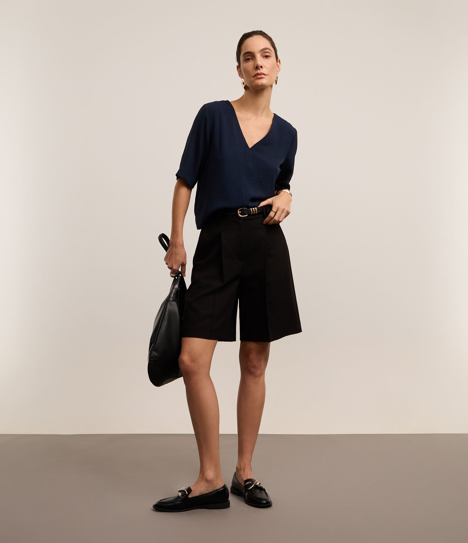 Blusa Soltinha em Crepe com Decote V Azul Marinho 2