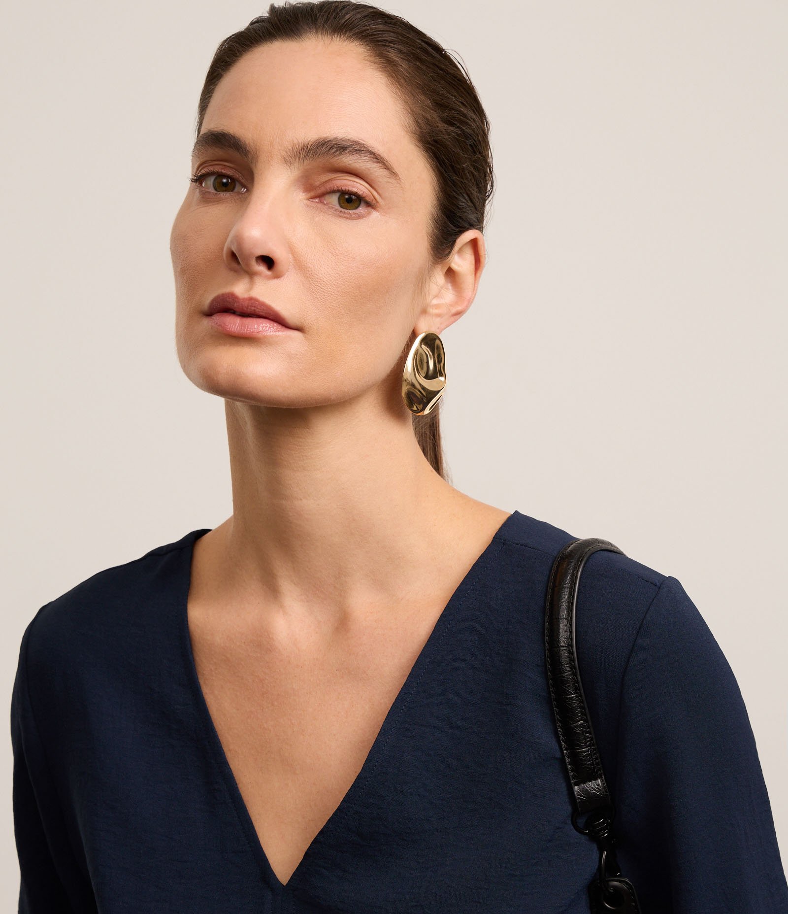 Blusa Soltinha em Crepe com Decote V Azul Marinho 5