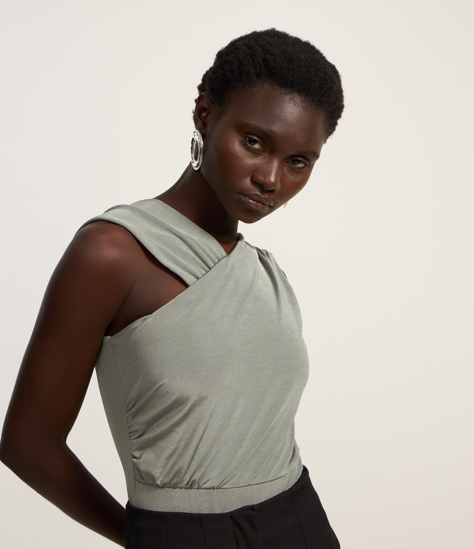 Body em Ribana com Decote Assimétrico e Detalhes Franzidos Verde Acinzentado 1