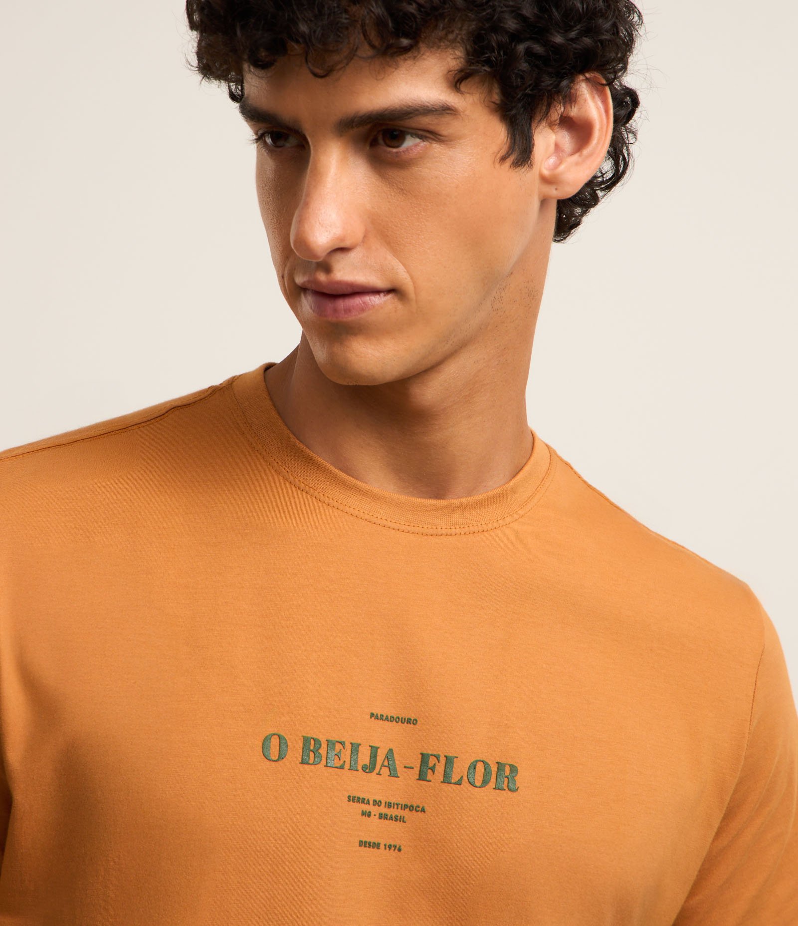 Camiseta em Algodão com Estampa Lettering O Beija - Flor Laranja 3