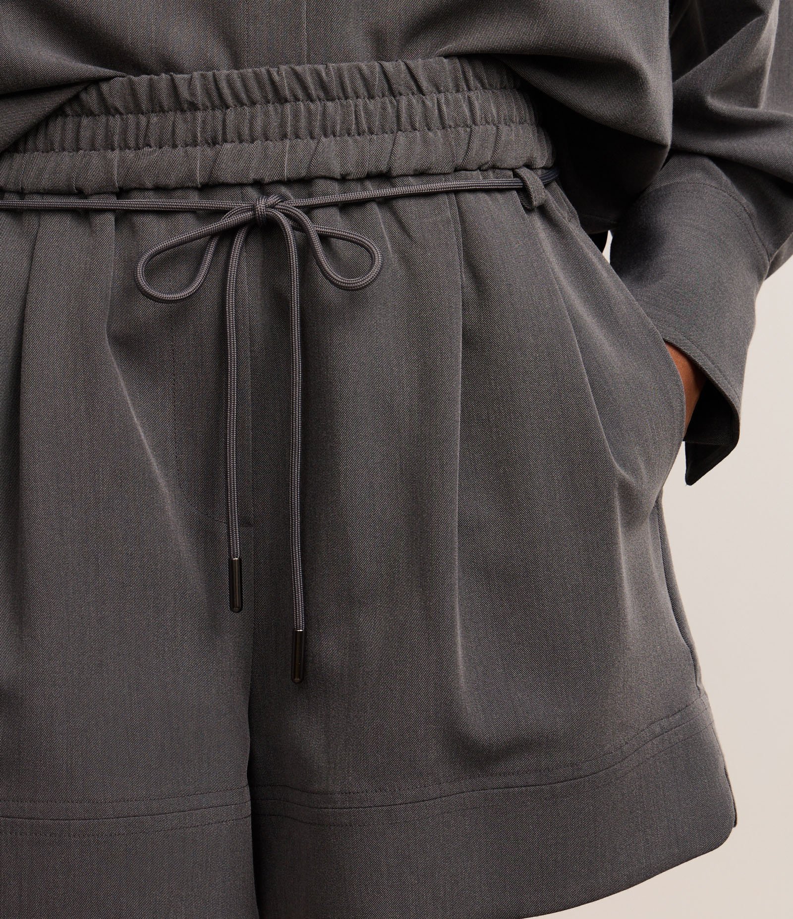 Short Alfaiatado Cintura Alta com Amarração e Elástico no Cós Cinza 4