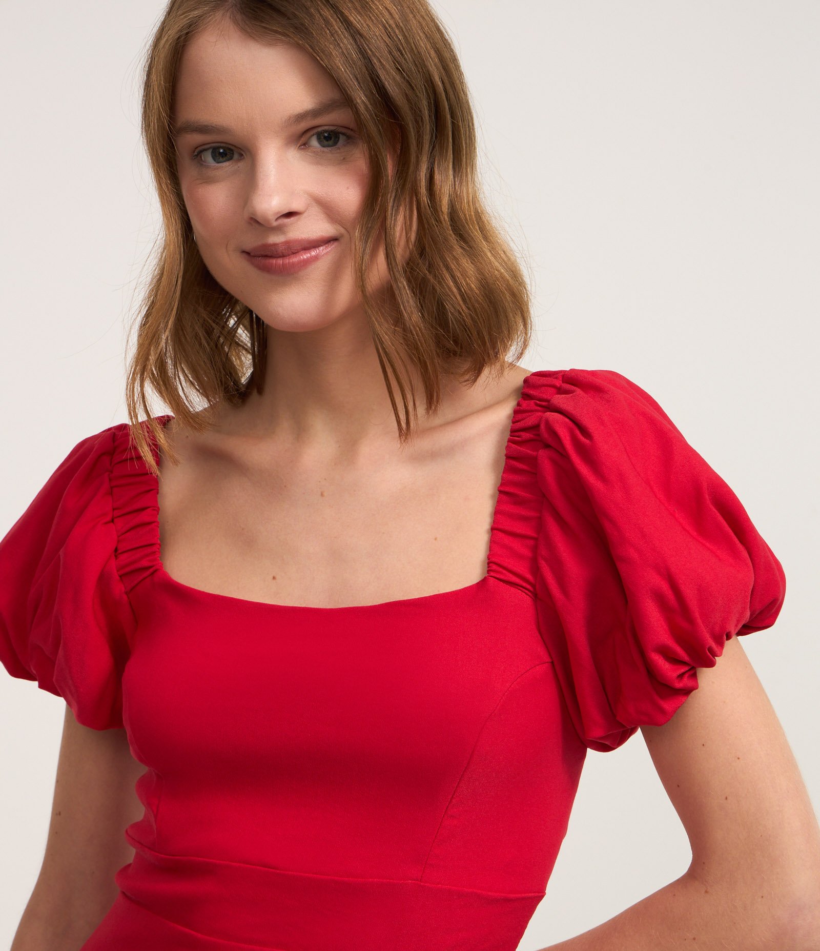 Vestido Curto em Bengaline com Manga Bufante Vermelho 3