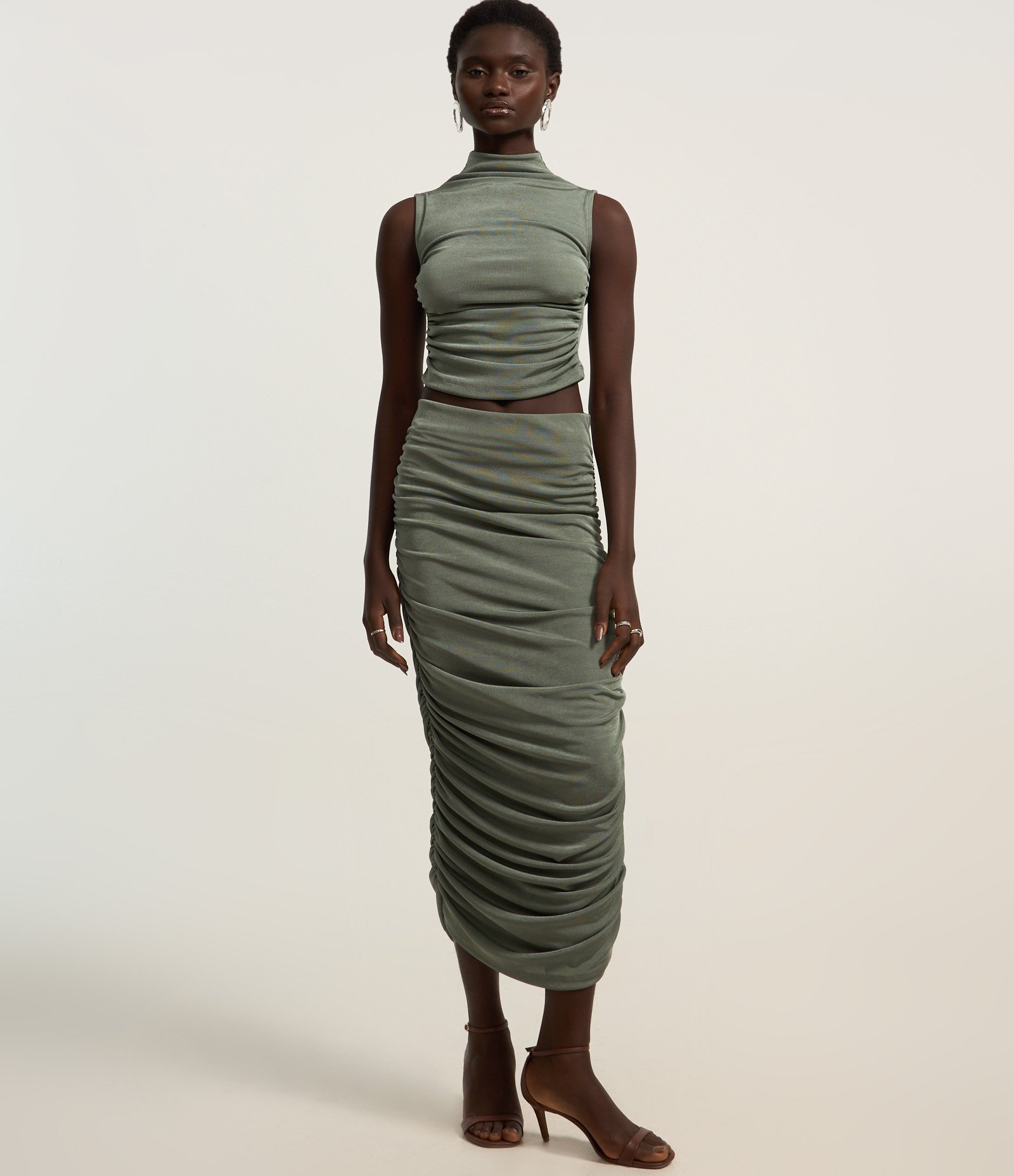 Blusa Cropped Franzida em Ribana com Gola Alta e Costas Abertas Verde Acinzentado 2