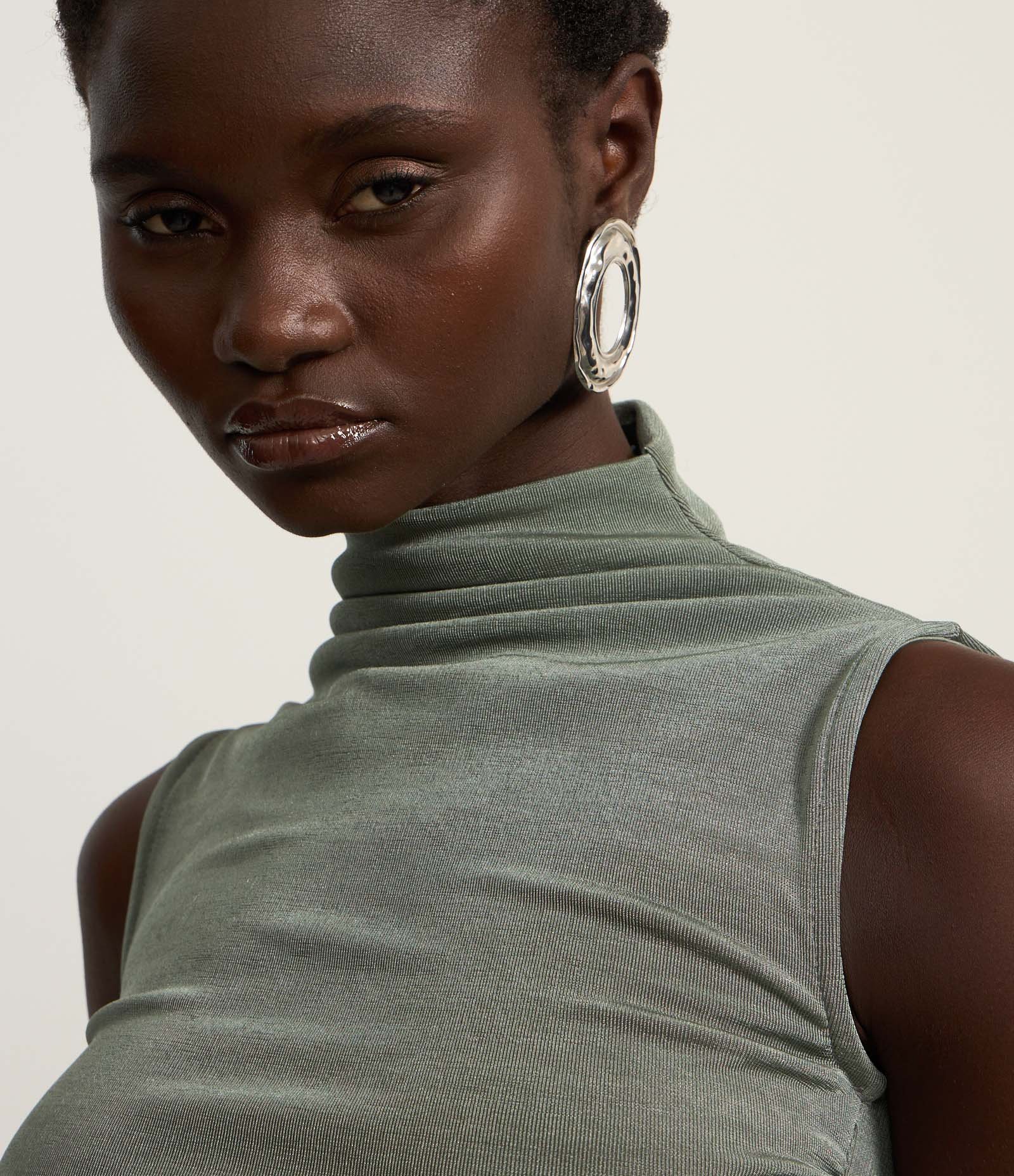 Blusa Cropped Franzida em Ribana com Gola Alta e Costas Abertas Verde Acinzentado 3