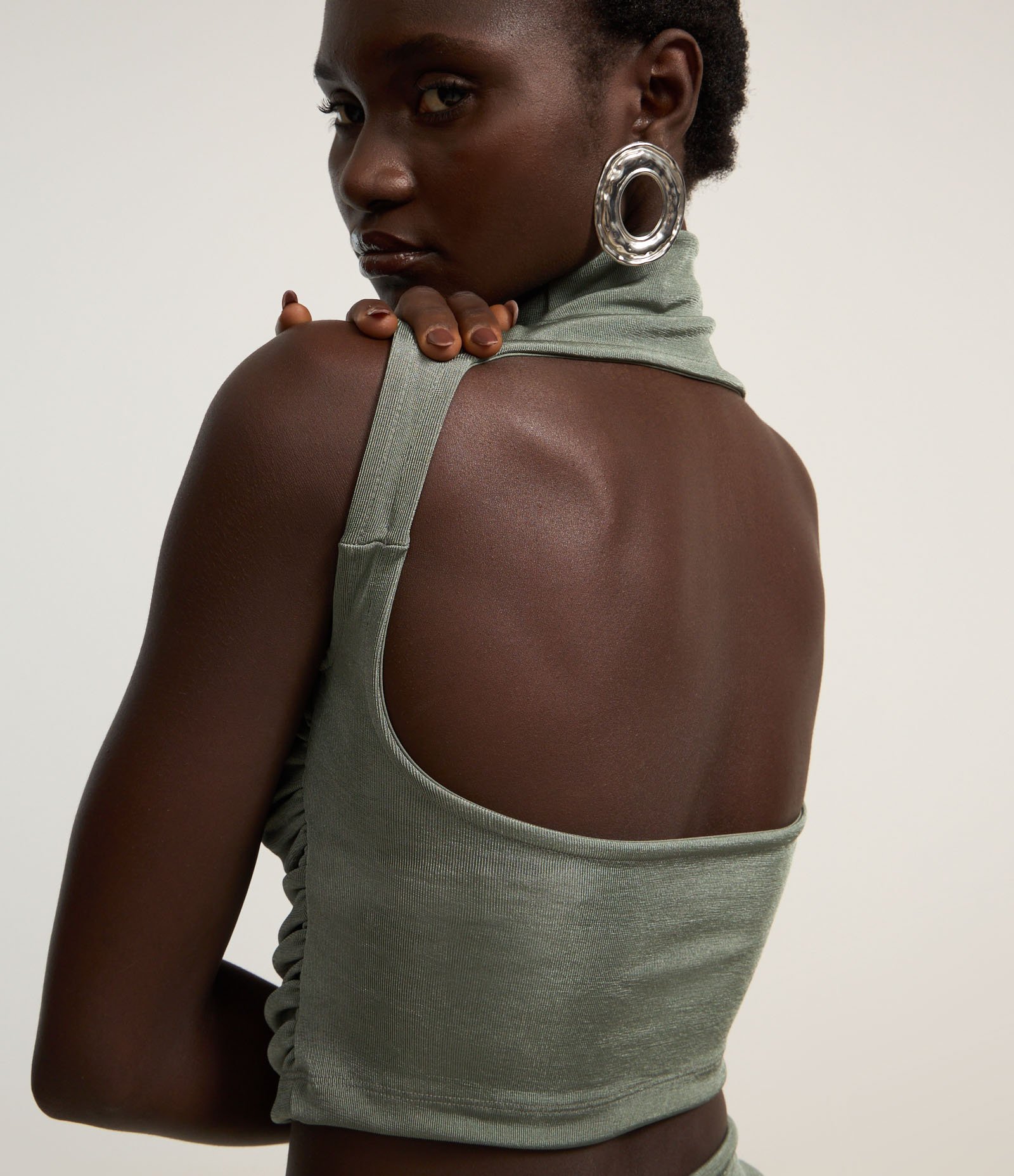 Blusa Cropped Franzida em Ribana com Gola Alta e Costas Abertas Verde Acinzentado 4