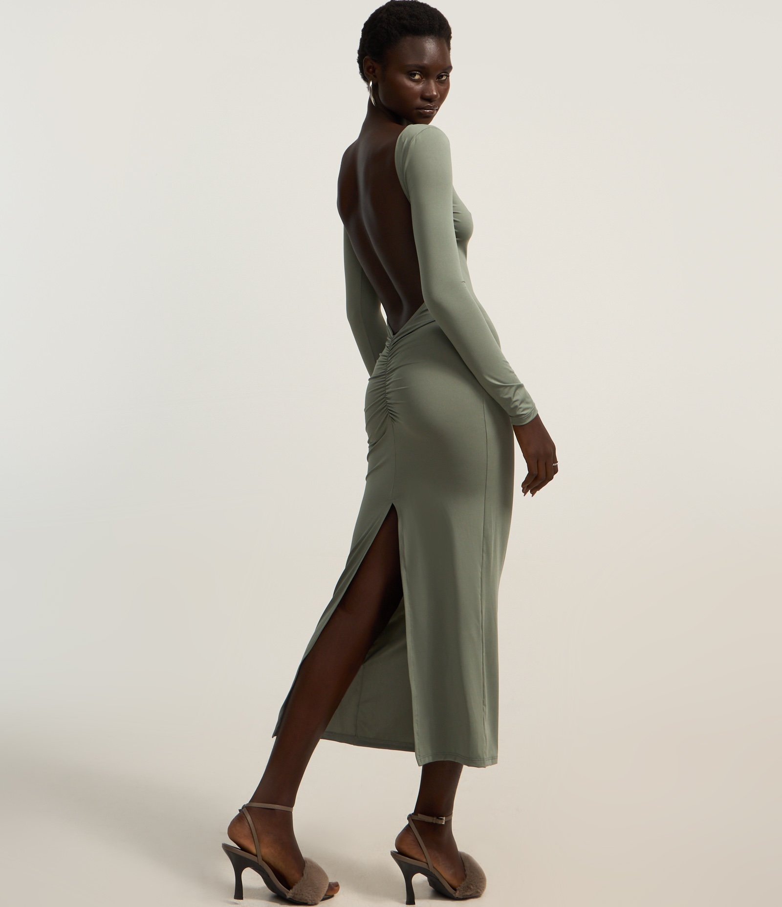 Vestido New Midi com Decote nas Costas e Fenda Verde 1