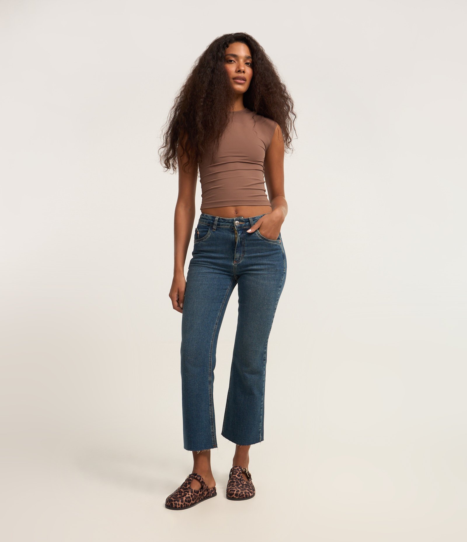 Calça Flare Cropped em Jeans com Barra a Fio Azul Escuro 1