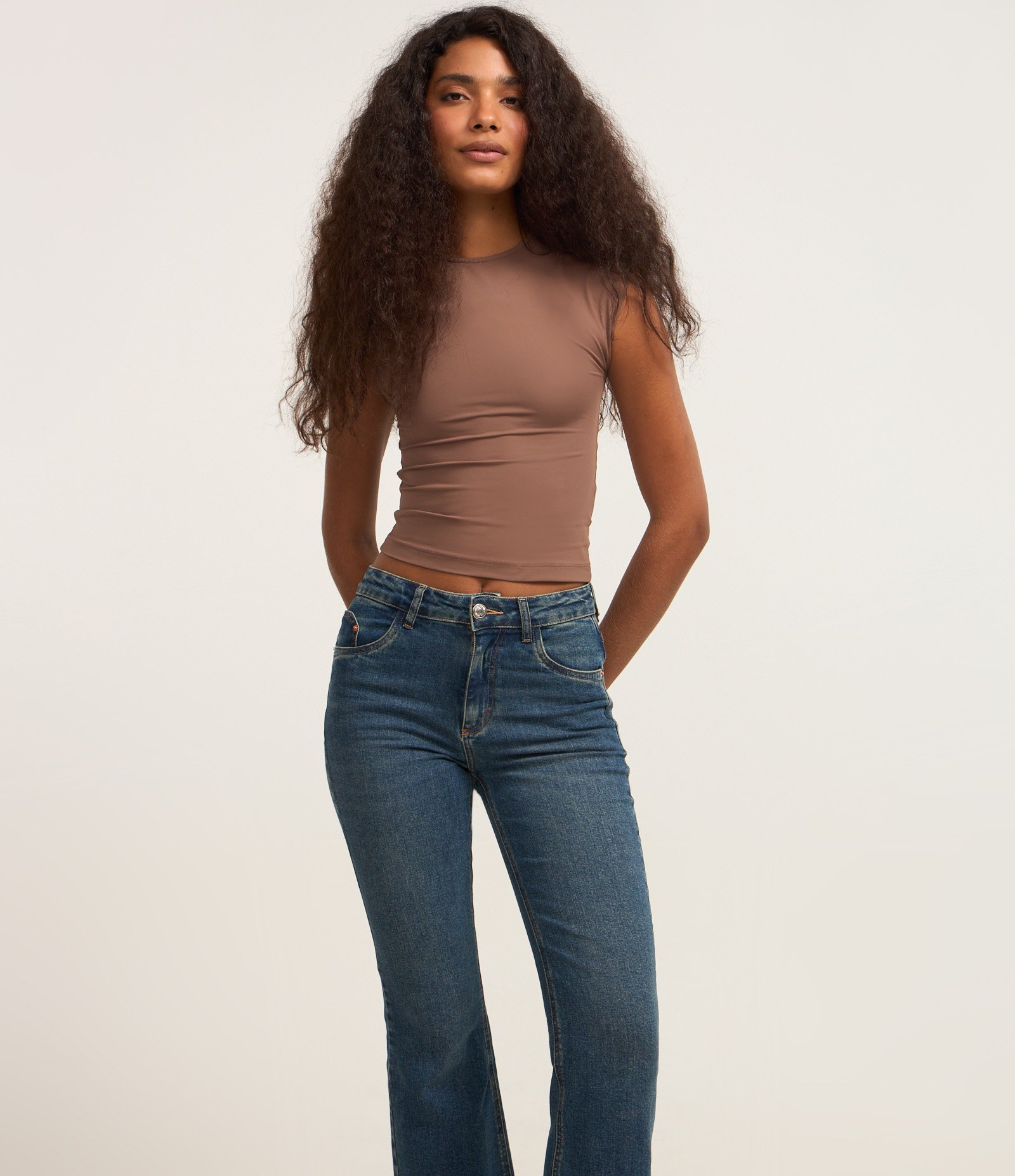 Calça Flare Cropped em Jeans com Barra a Fio Azul Escuro 2